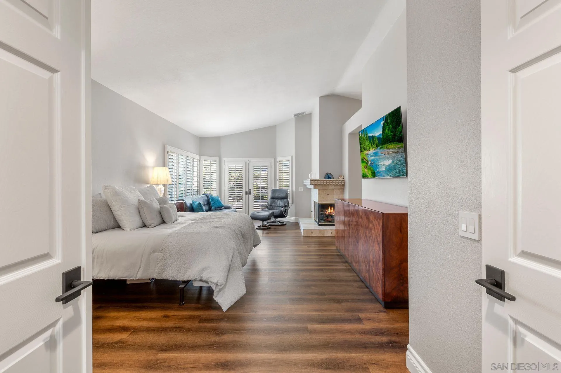 https://cdn.realtyfeed.com/cdn/127/260020586/b0c2cd2266c1349f0132f493249166f8.webp