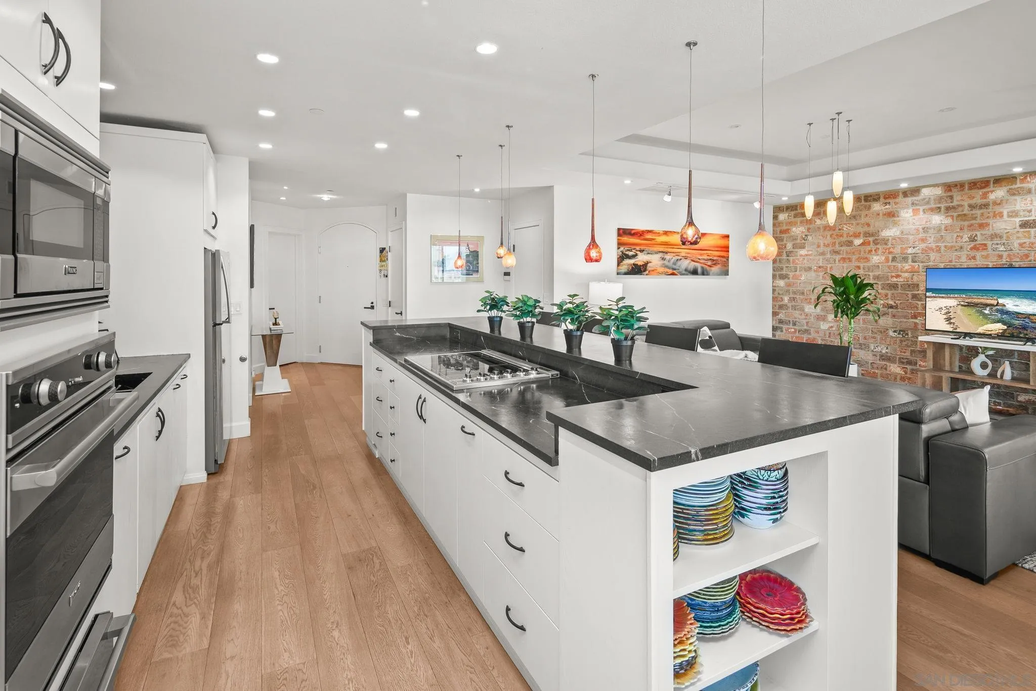 https://cdn.realtyfeed.com/cdn/127/260020600/95807c51382e738adf4ba3cba9407161.webp