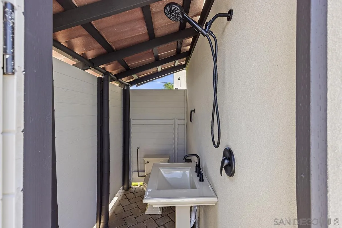 https://cdn.realtyfeed.com/cdn/127/260020606/ca291eb1fe4d40bc87b600ad9611046b.webp