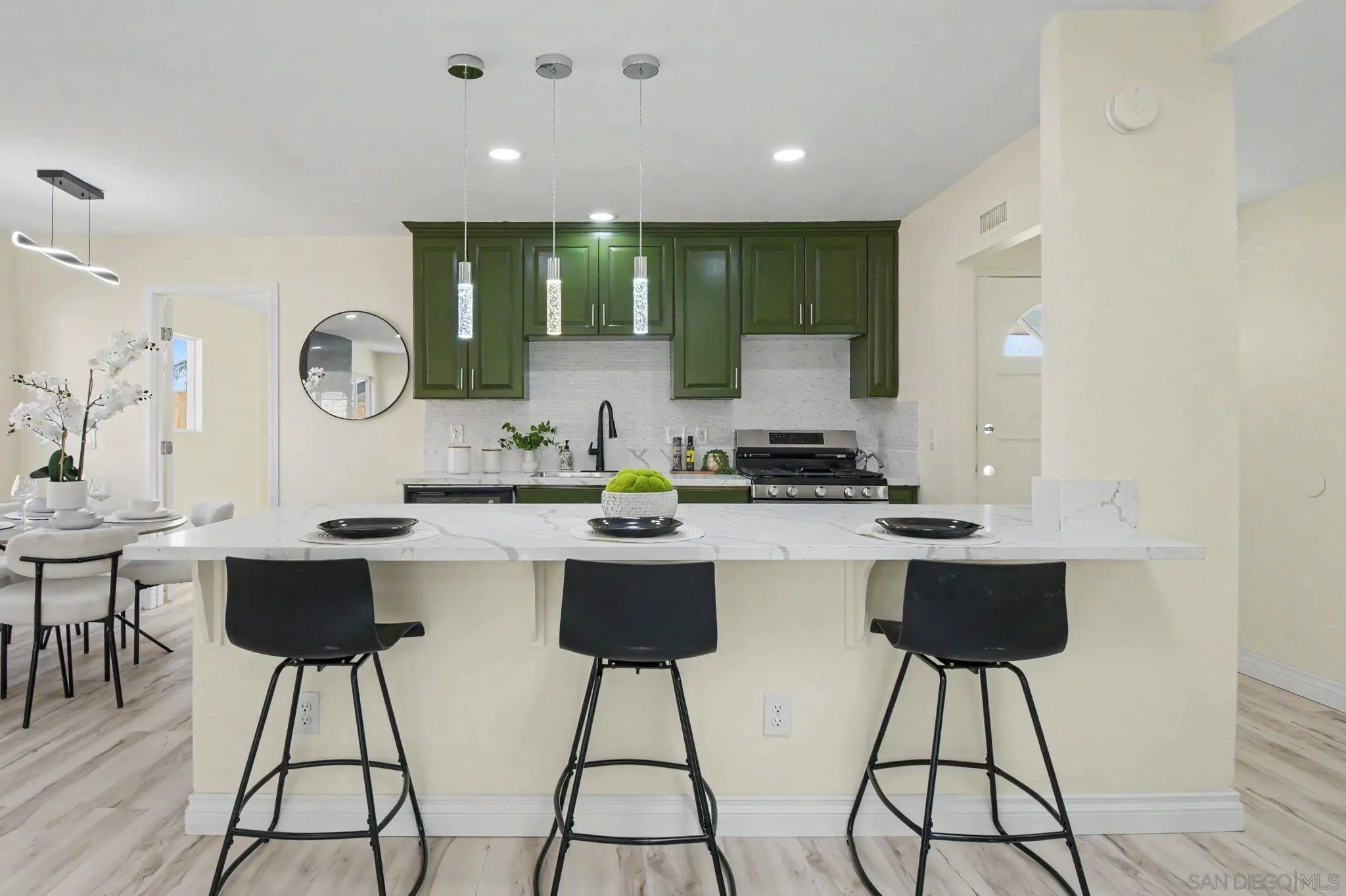 https://cdn.realtyfeed.com/cdn/127/260020631/0d01940e4d7b8f9a7e64b74cd87b3d1e.webp