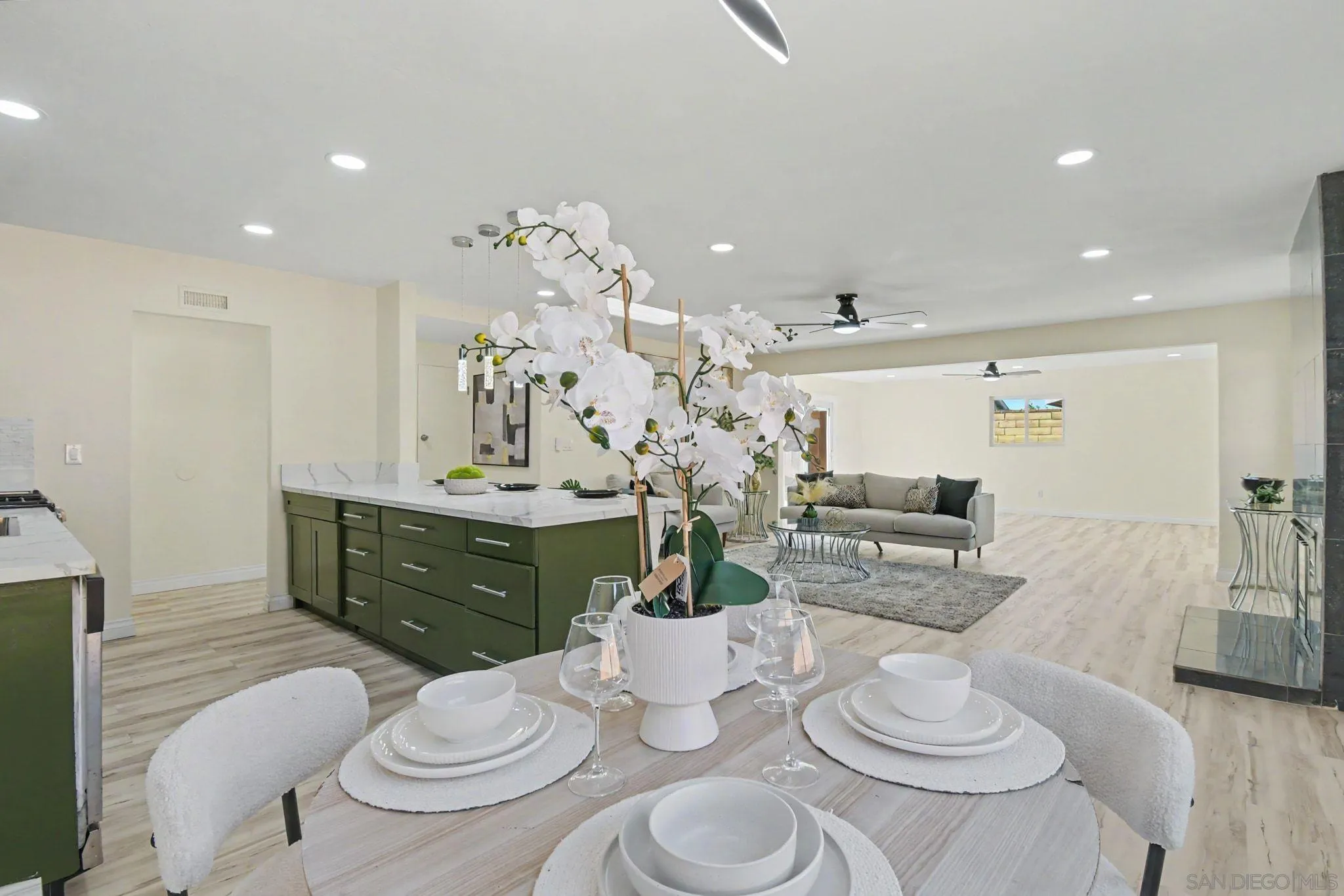 https://cdn.realtyfeed.com/cdn/127/260020633/85595efba77877efab761b7e7b1e4440.webp