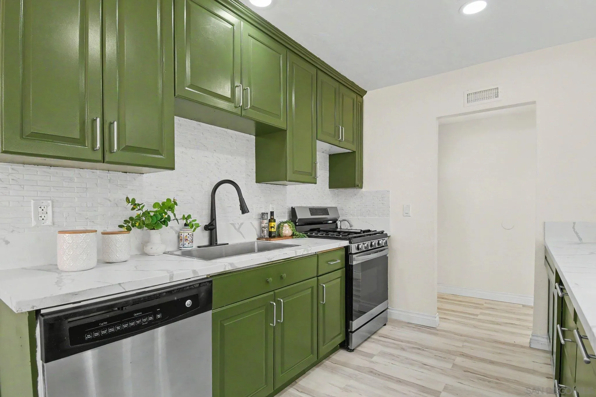 https://cdn.realtyfeed.com/cdn/127/260020633/cfd737634fc8ffcc376e564c1b313322.webp