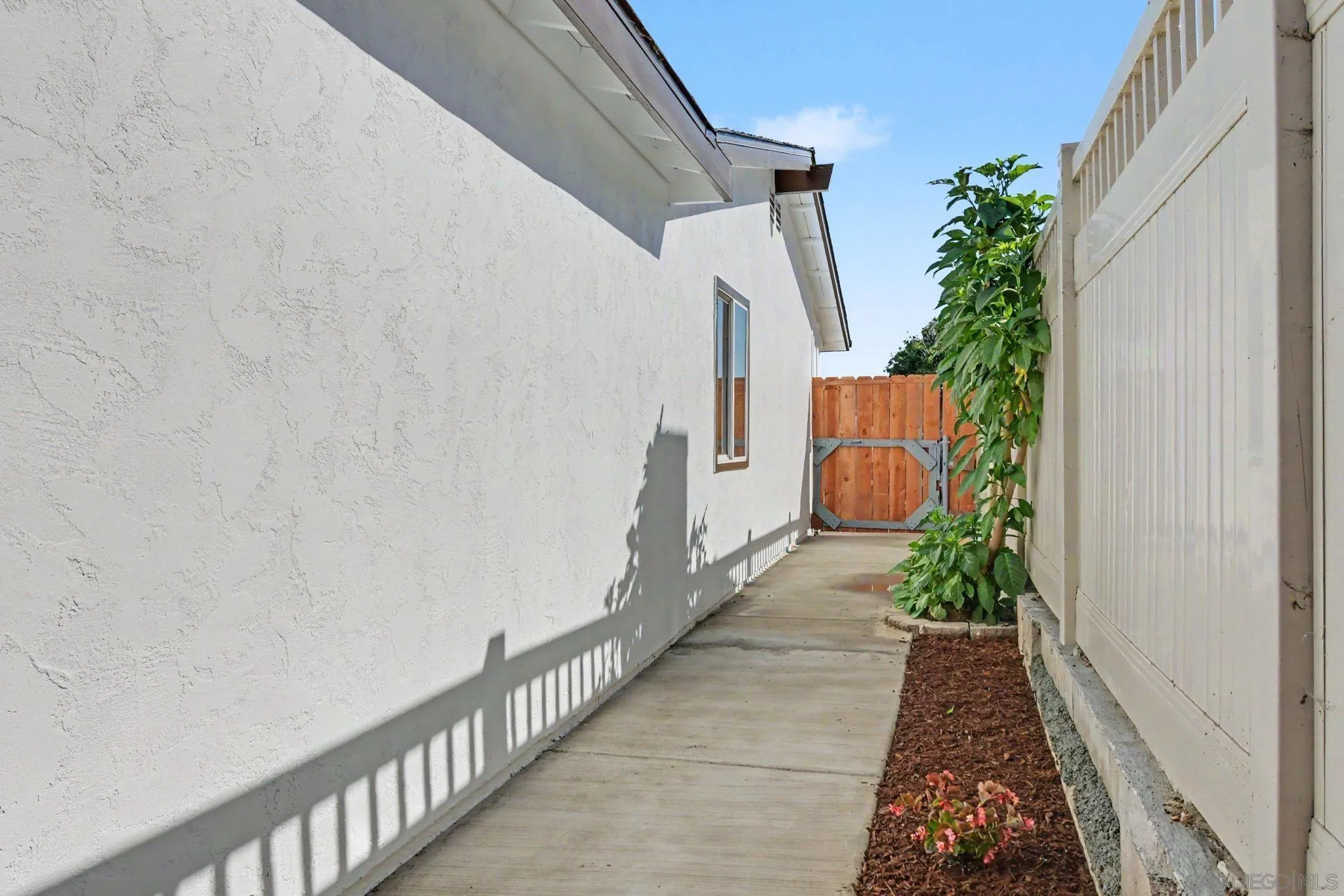 https://cdn.realtyfeed.com/cdn/127/260020633/e5d8ca0a458dfdf064bb2558ea3b8eb1.webp