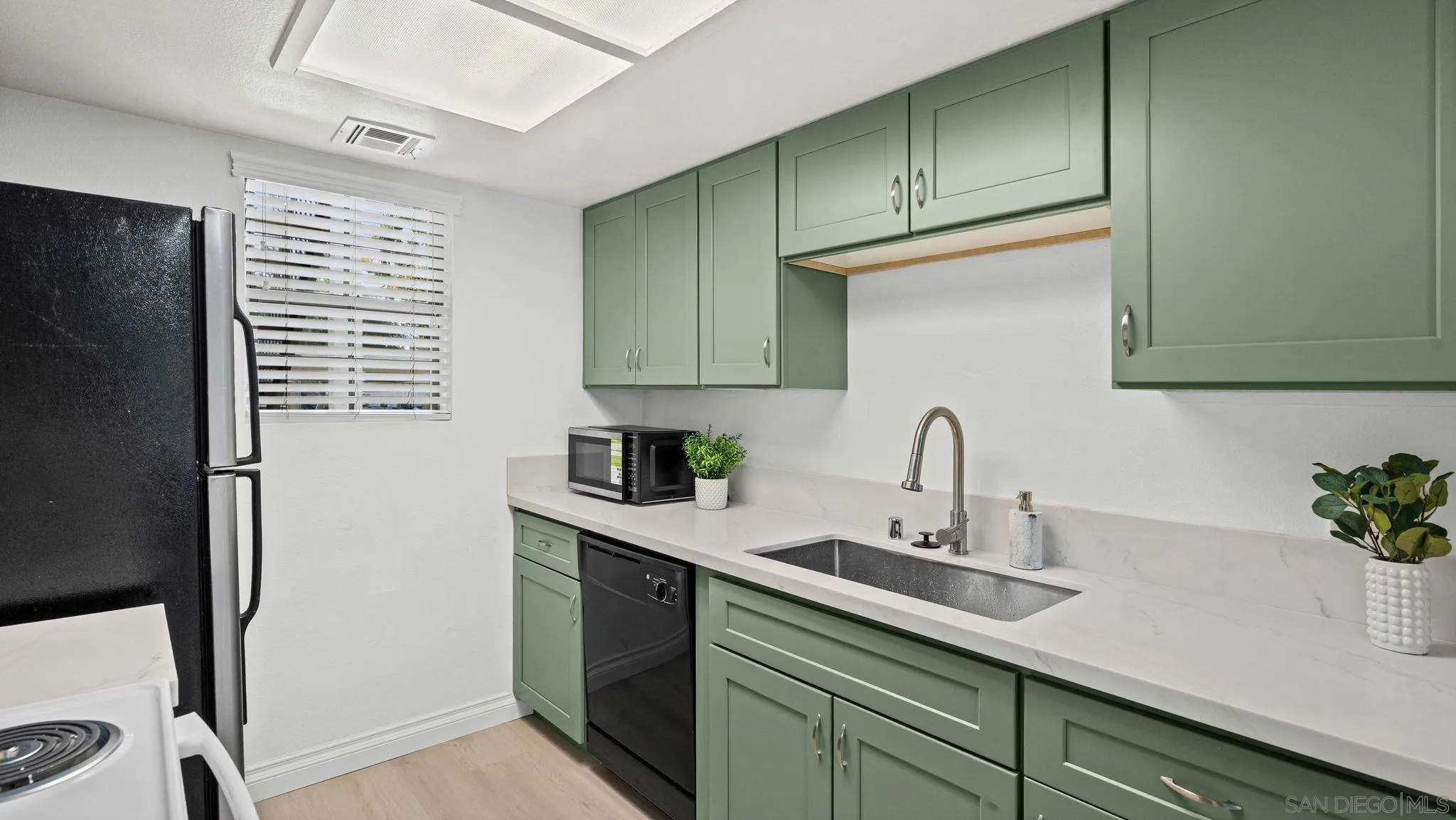 https://cdn.realtyfeed.com/cdn/127/260020636/98fc3f366fa4529f1beabbb57cb46048.webp