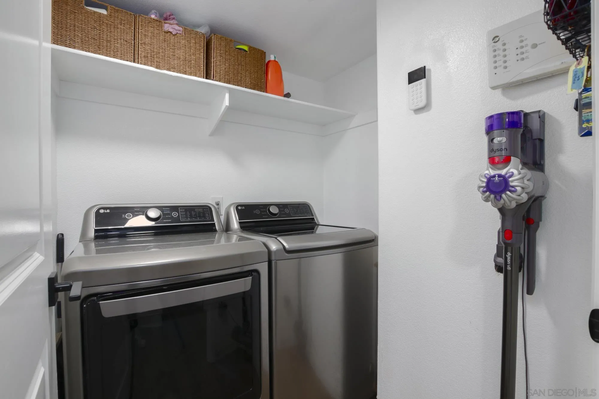 https://cdn.realtyfeed.com/cdn/127/260020641/dfb2e9c7ddcfb61e36f6f749af32c82a.webp
