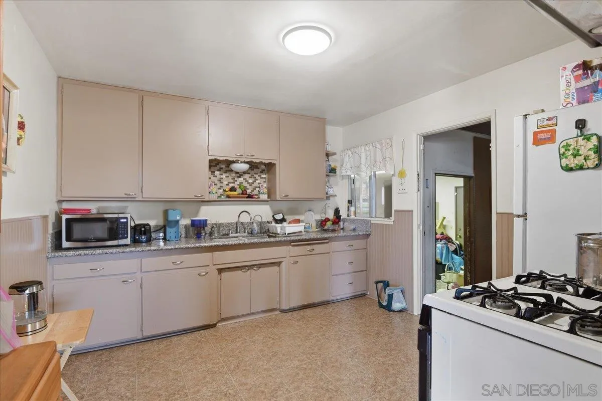 https://cdn.realtyfeed.com/cdn/127/260020690/dfce4ff1ba1ac81684d16929660193da.webp