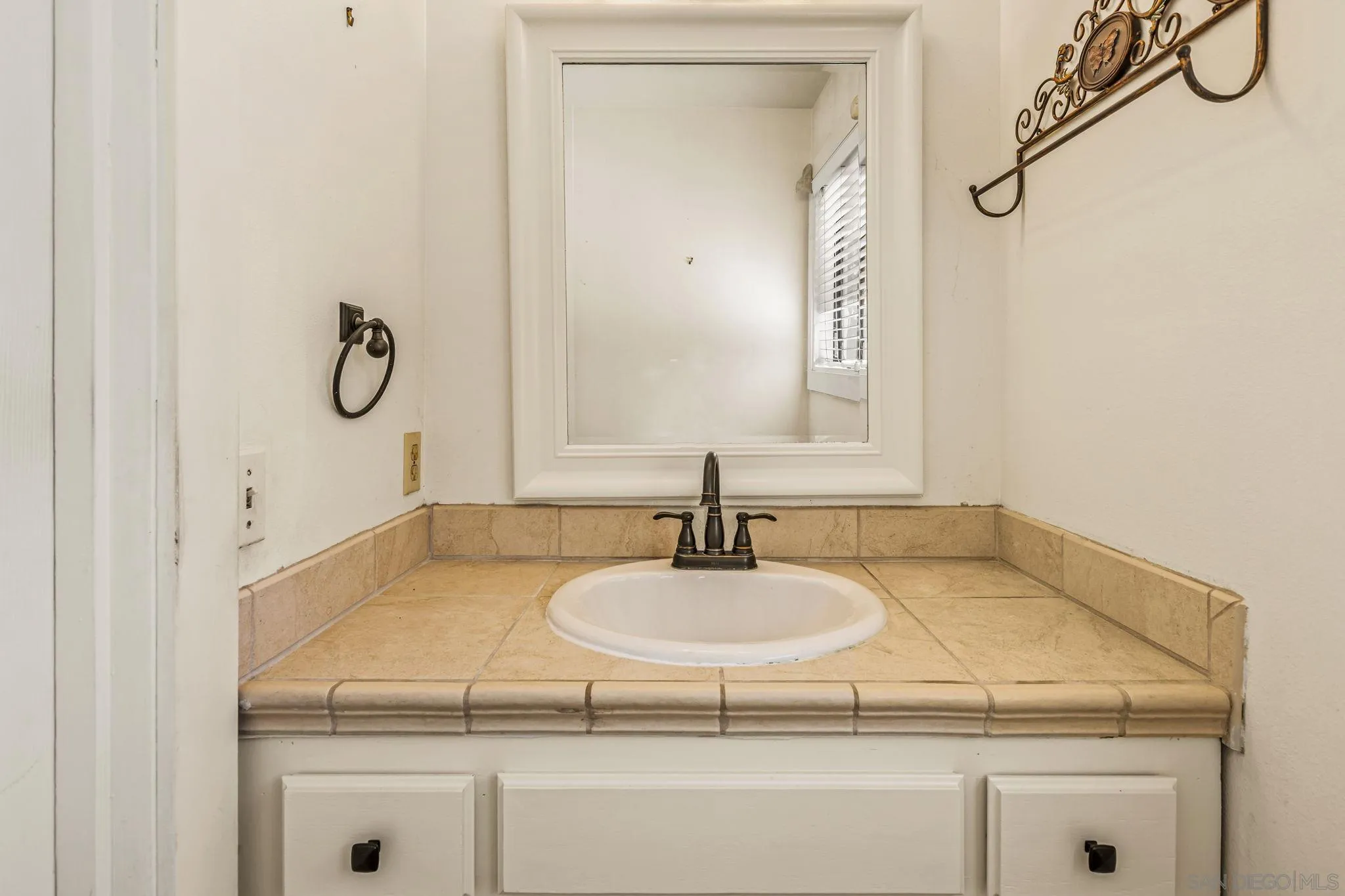 https://cdn.realtyfeed.com/cdn/127/260020710/c3f8c6e4d1c58e7b483088ae062201cb.webp