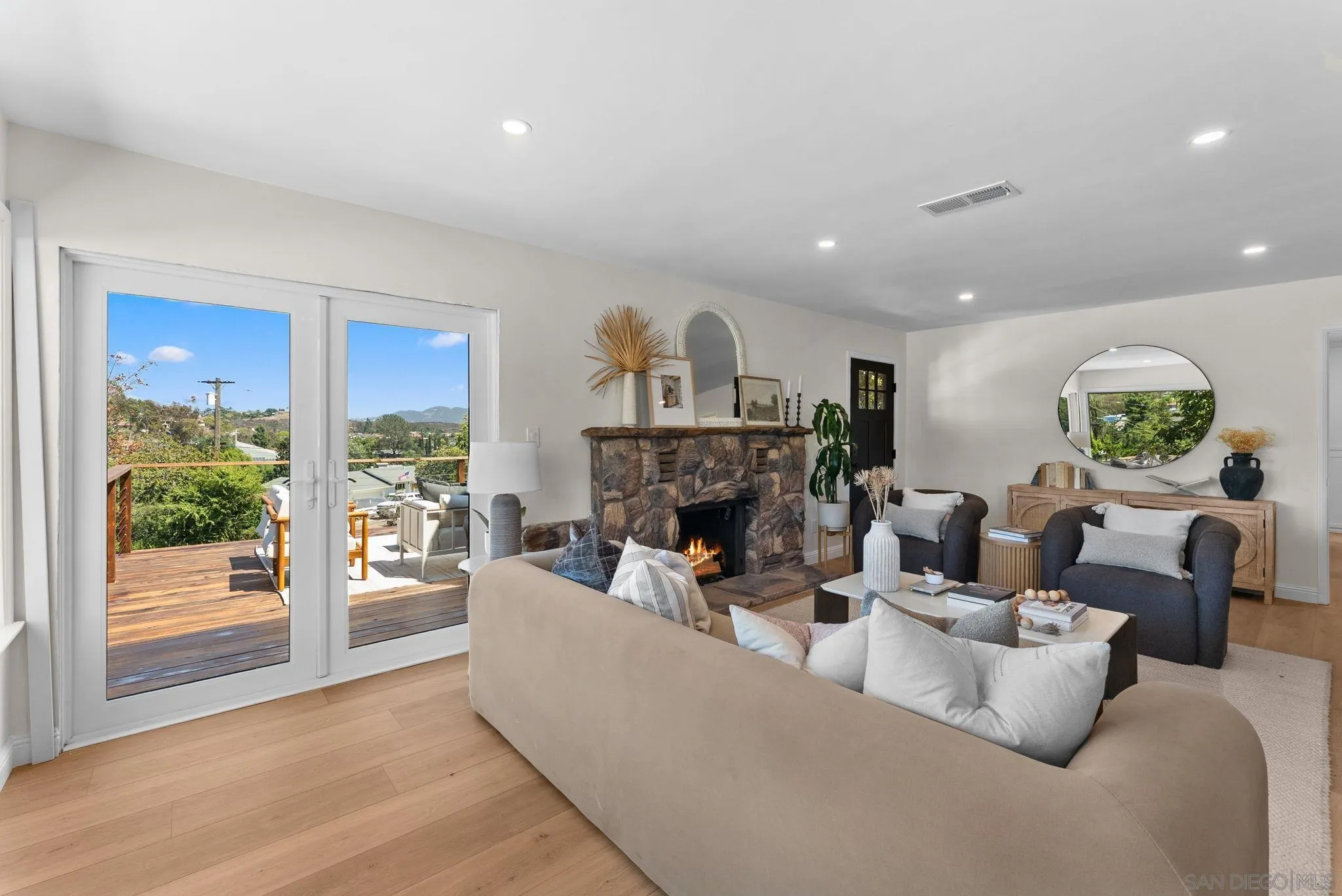 https://cdn.realtyfeed.com/cdn/127/260020714/89cdfaff38af2444d714250a3ccab071.webp