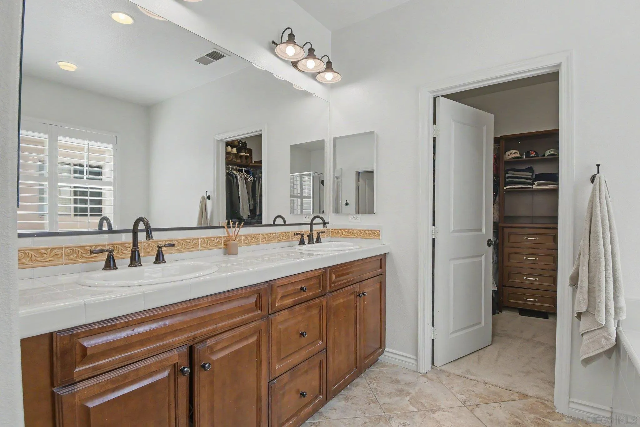 https://cdn.realtyfeed.com/cdn/127/260020732/695c1d6380b9a41581e1df11c9b5a71c.webp