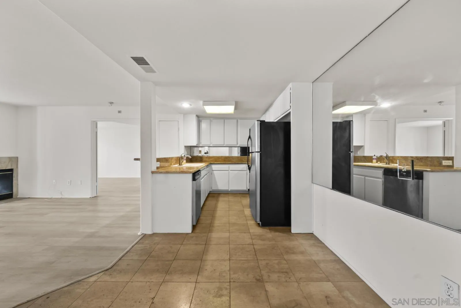 https://cdn.realtyfeed.com/cdn/127/260020752/6f3ebc456bcea44e797efbc396ff3a83.webp