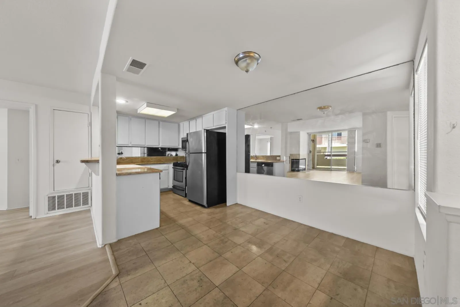 https://cdn.realtyfeed.com/cdn/127/260020752/8fcab27c008d7b84c7912c48cbb90a90.webp