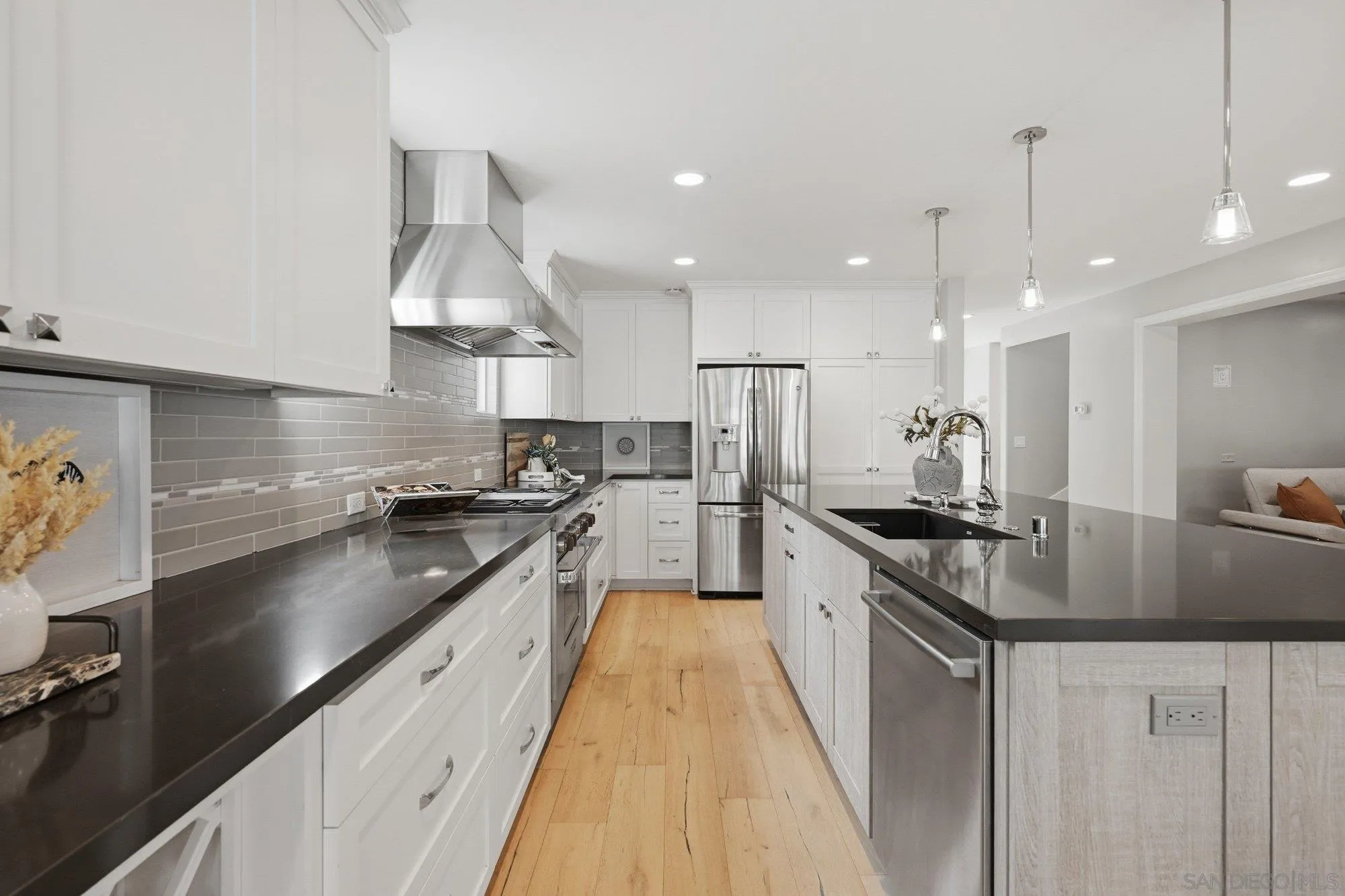 https://cdn.realtyfeed.com/cdn/127/260020767/1d077ebec1d8f95674307799780592d6.webp