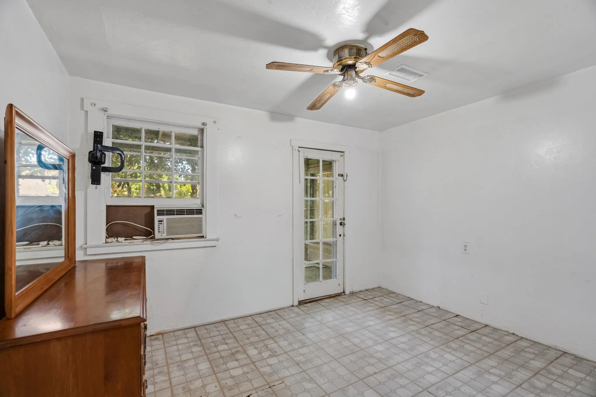 https://cdn.realtyfeed.com/cdn/127/260020777/e3a82bc56aed46483bc0f1fc3fe0e162.webp