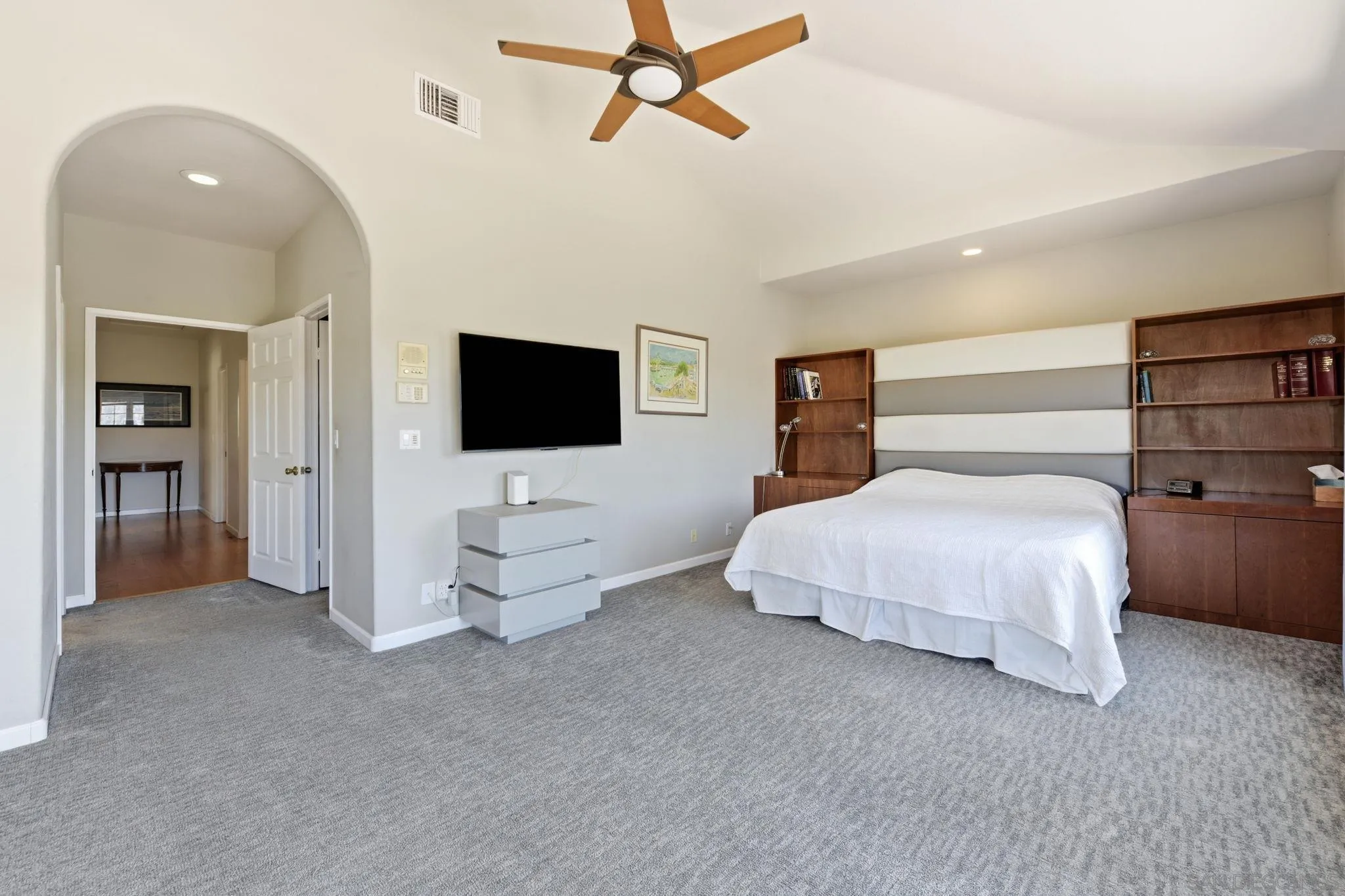 https://cdn.realtyfeed.com/cdn/127/260020786/6b712c4ab8e12641a98a9cc3687f1967.webp