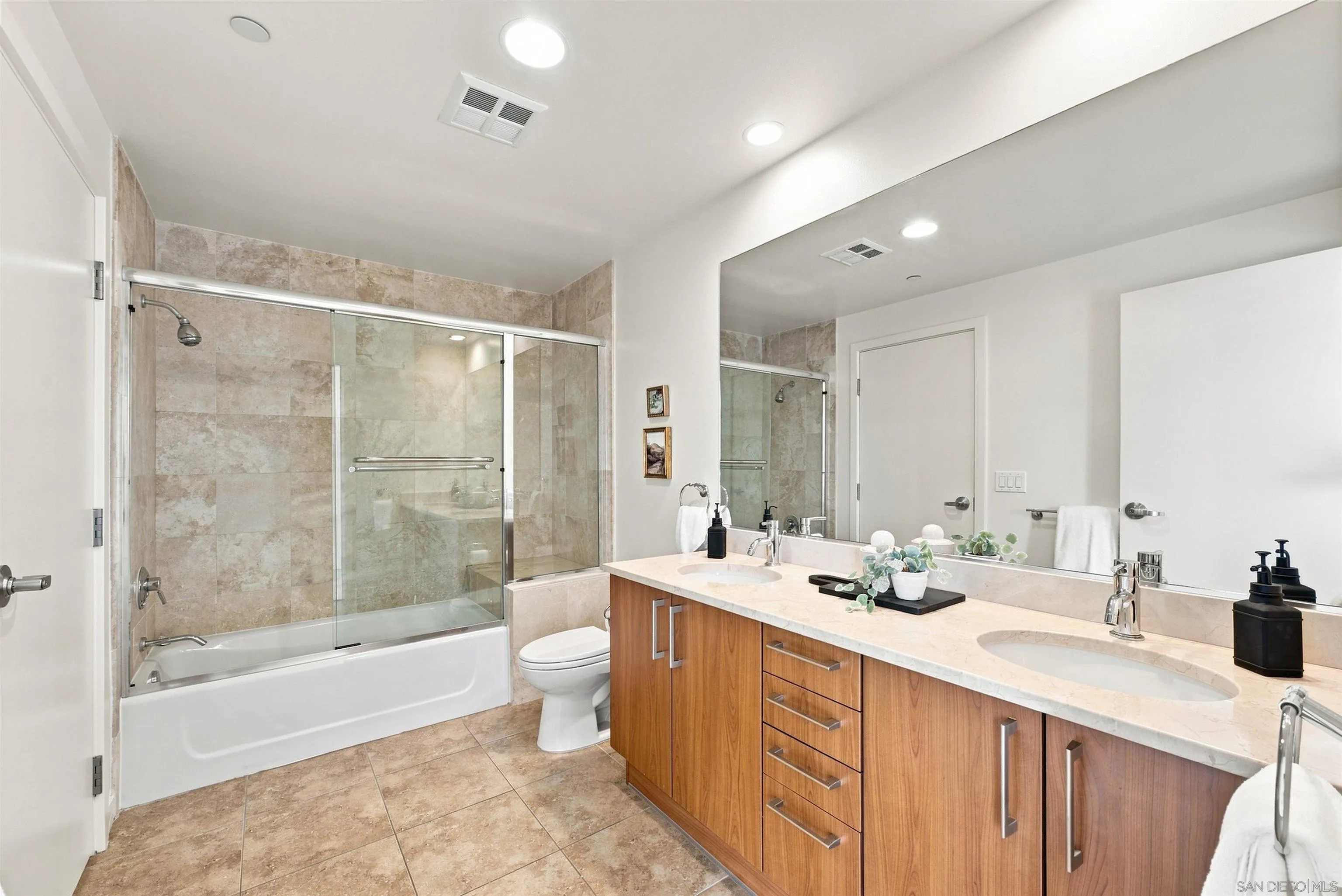 https://cdn.realtyfeed.com/cdn/127/260020802/8cb5c51b0716413d3d7aae8d2480d50d.webp