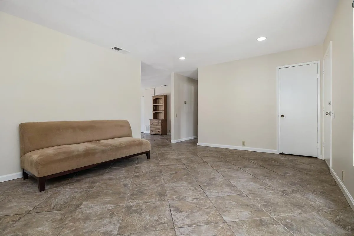 https://cdn.realtyfeed.com/cdn/127/260020830/da5e35eabcd63ea92c8f3fd250b9d97e.webp