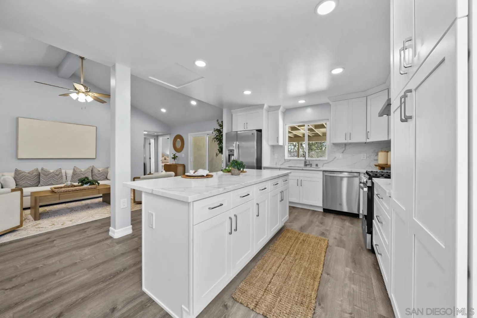 https://cdn.realtyfeed.com/cdn/127/260020833/816c71e98f264fcad72c7ca31ca472b2.webp