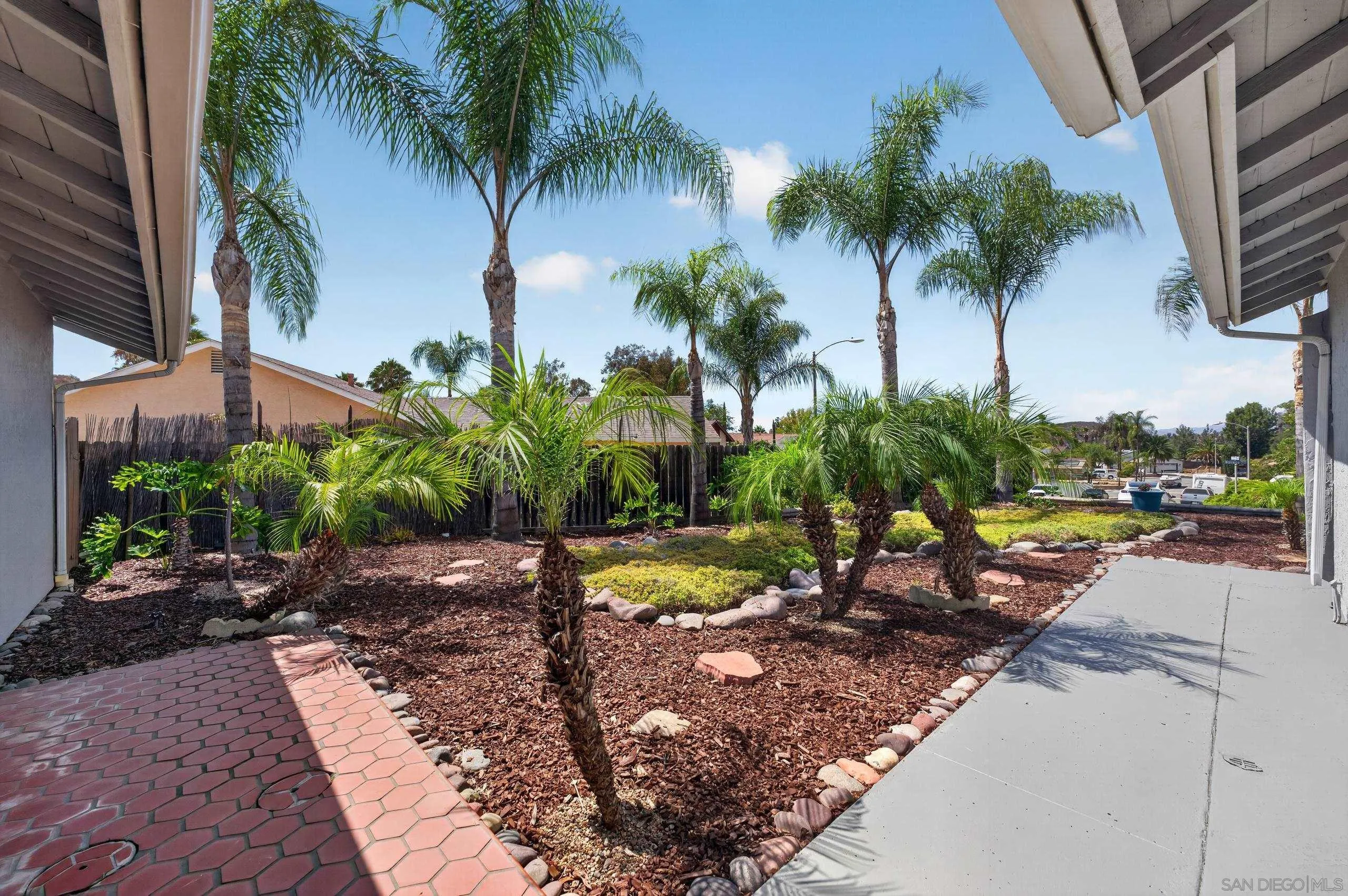 https://cdn.realtyfeed.com/cdn/127/260020850/1aa2f67e59cb3423471a22ff4c15f77a.webp