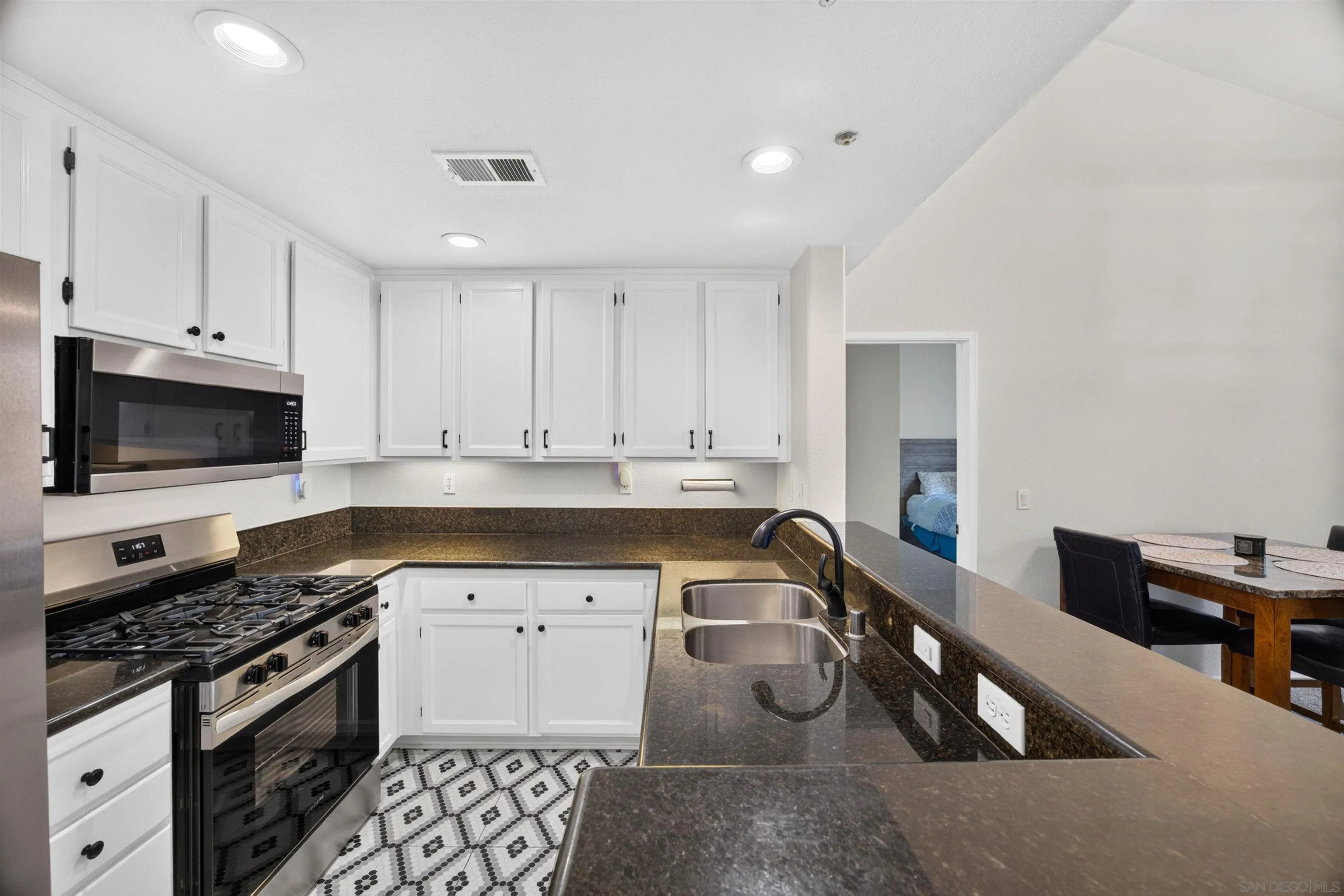 https://cdn.realtyfeed.com/cdn/127/260020866/19f56f294044e79801b007f69ead1d82.webp