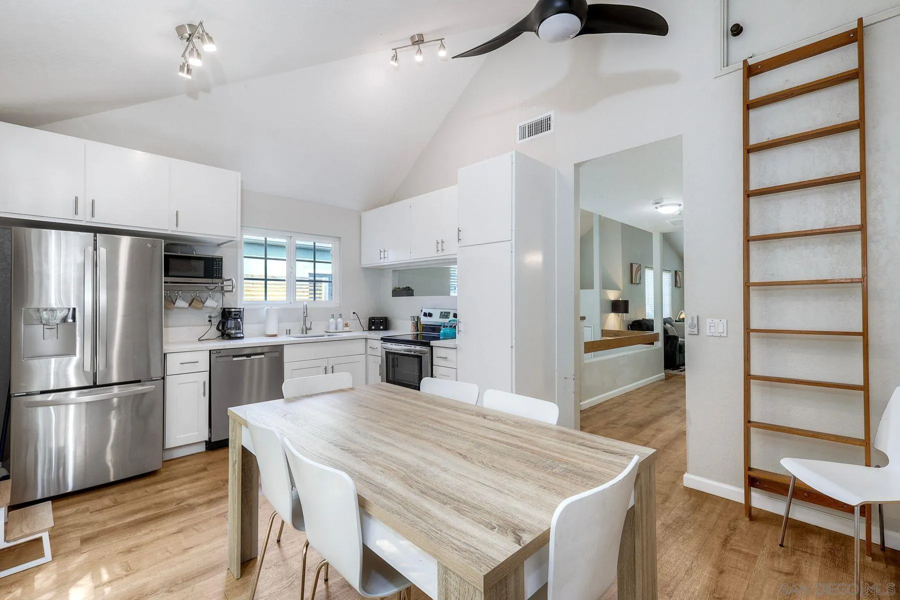 https://cdn.realtyfeed.com/cdn/127/260020872/11424e428cd4746237db34854f108c28.webp
