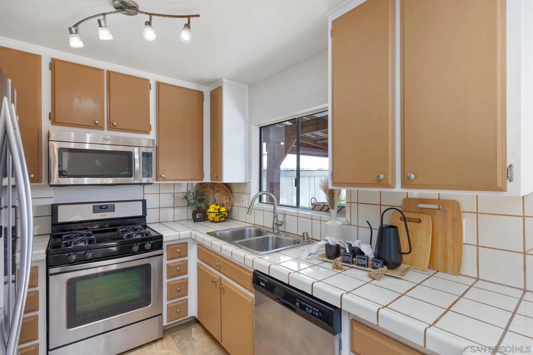 https://cdn.realtyfeed.com/cdn/127/260020875/8c6a6bc14a72bcb7e6ef8d48fcbd7b98.webp
