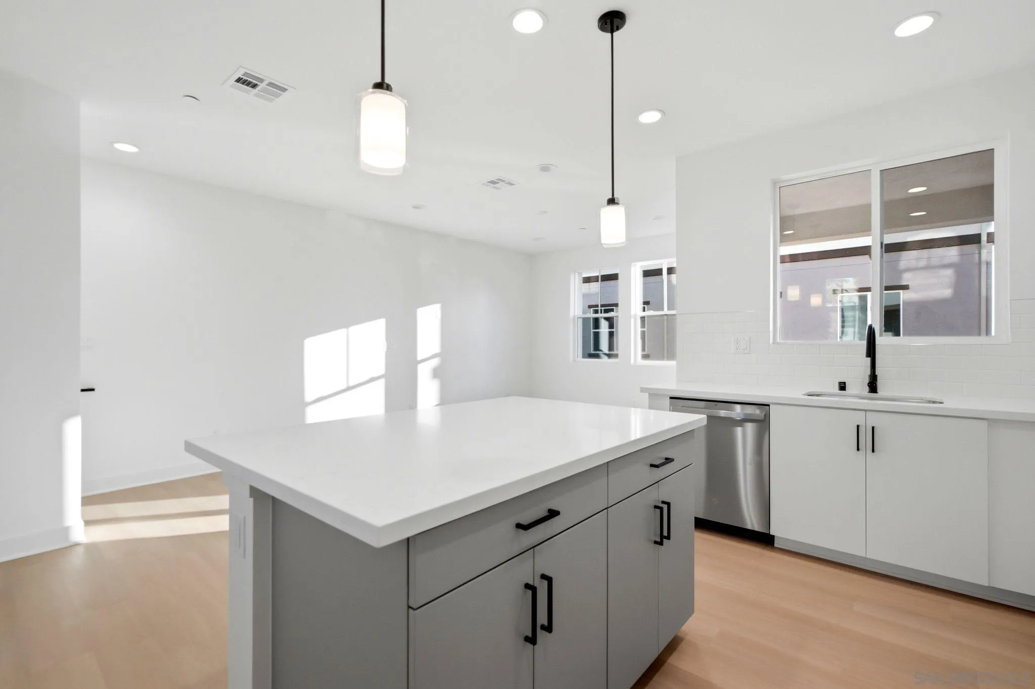 https://cdn.realtyfeed.com/cdn/127/260020882/1aac18a94d0c280746d9f5b53434282c.webp