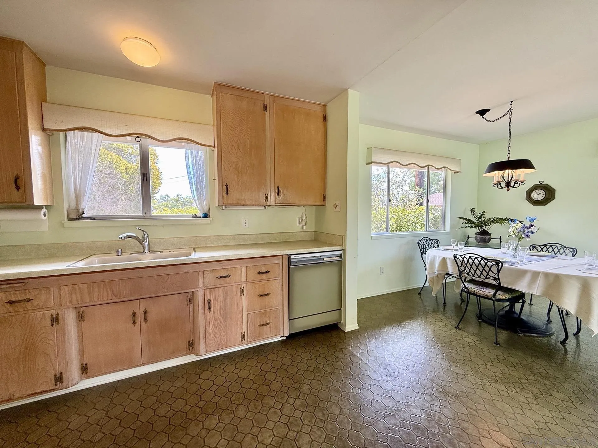 https://cdn.realtyfeed.com/cdn/127/260020895/7124414674afc9e9ad20cb5fc8409bdc.webp
