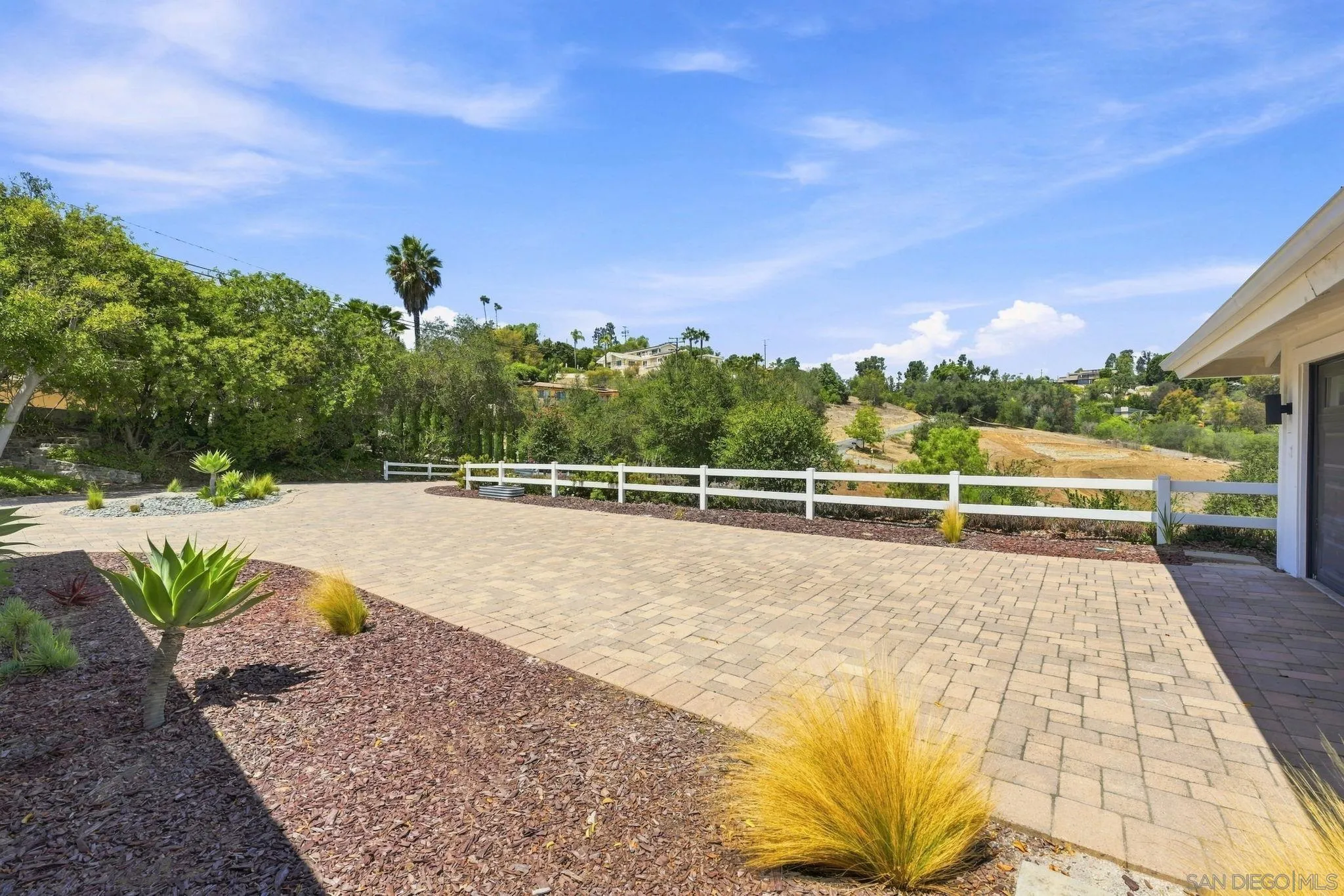 https://cdn.realtyfeed.com/cdn/127/260020898/bccccd18cfa8e742f11015ebf156c119.webp