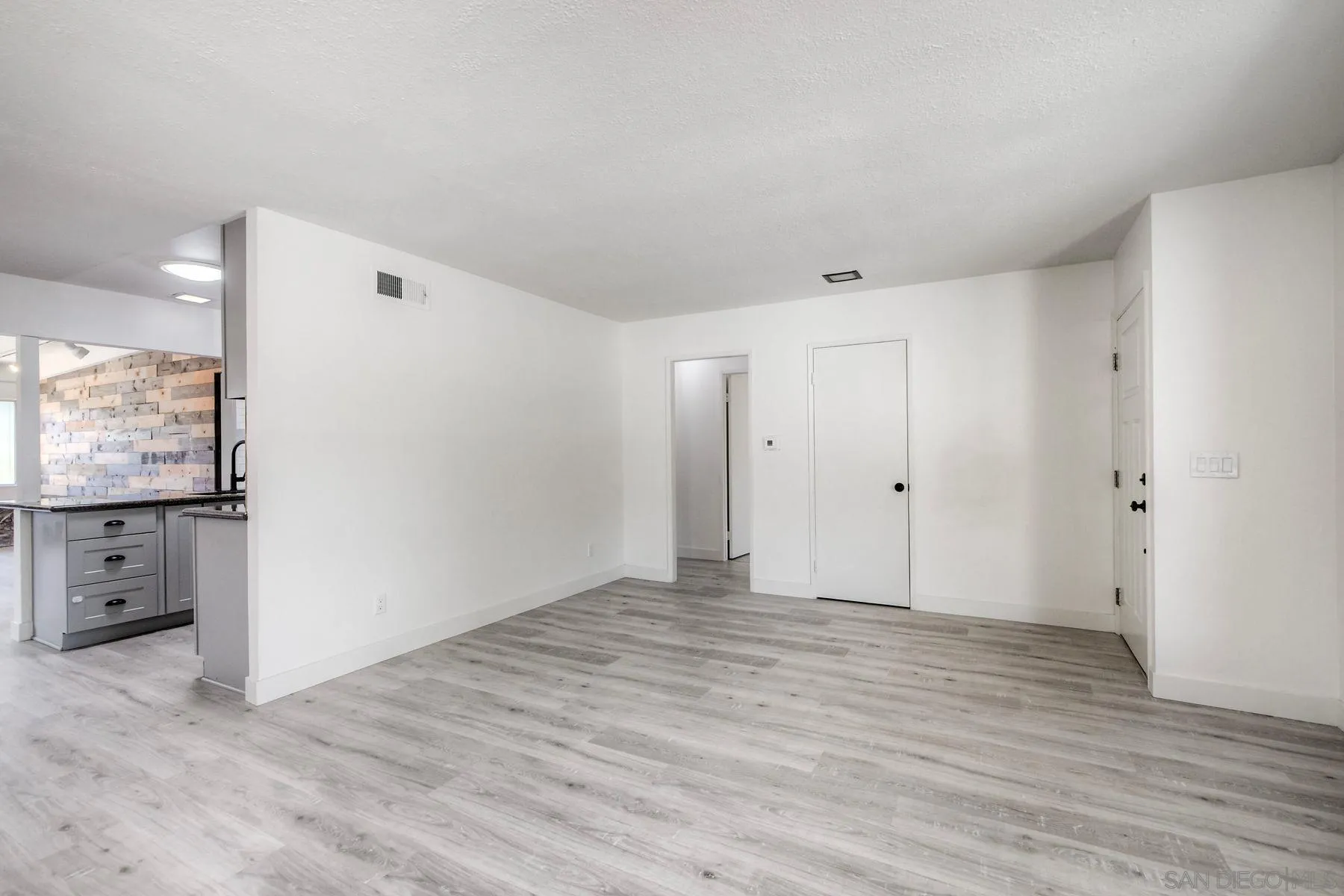 https://cdn.realtyfeed.com/cdn/127/260020900/ab949274d993aaadda394fe21d928de8.webp