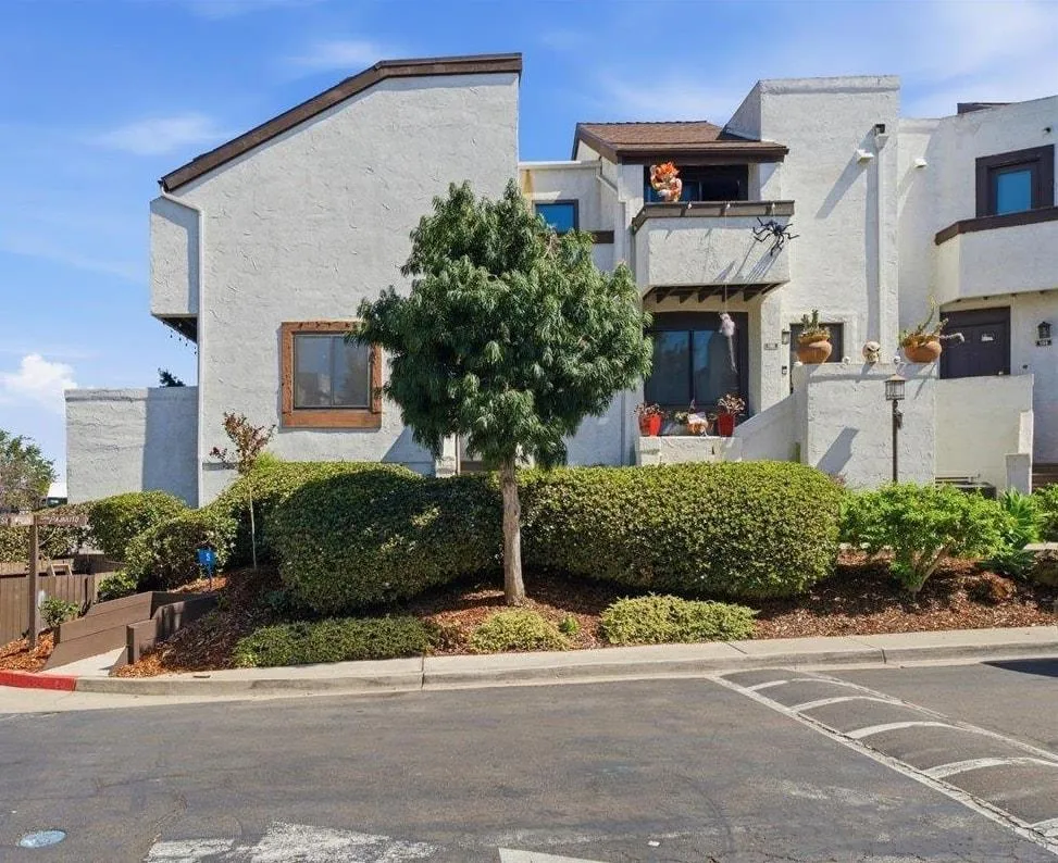 2287 Caminito Pasada 101, San Diego CA 92107