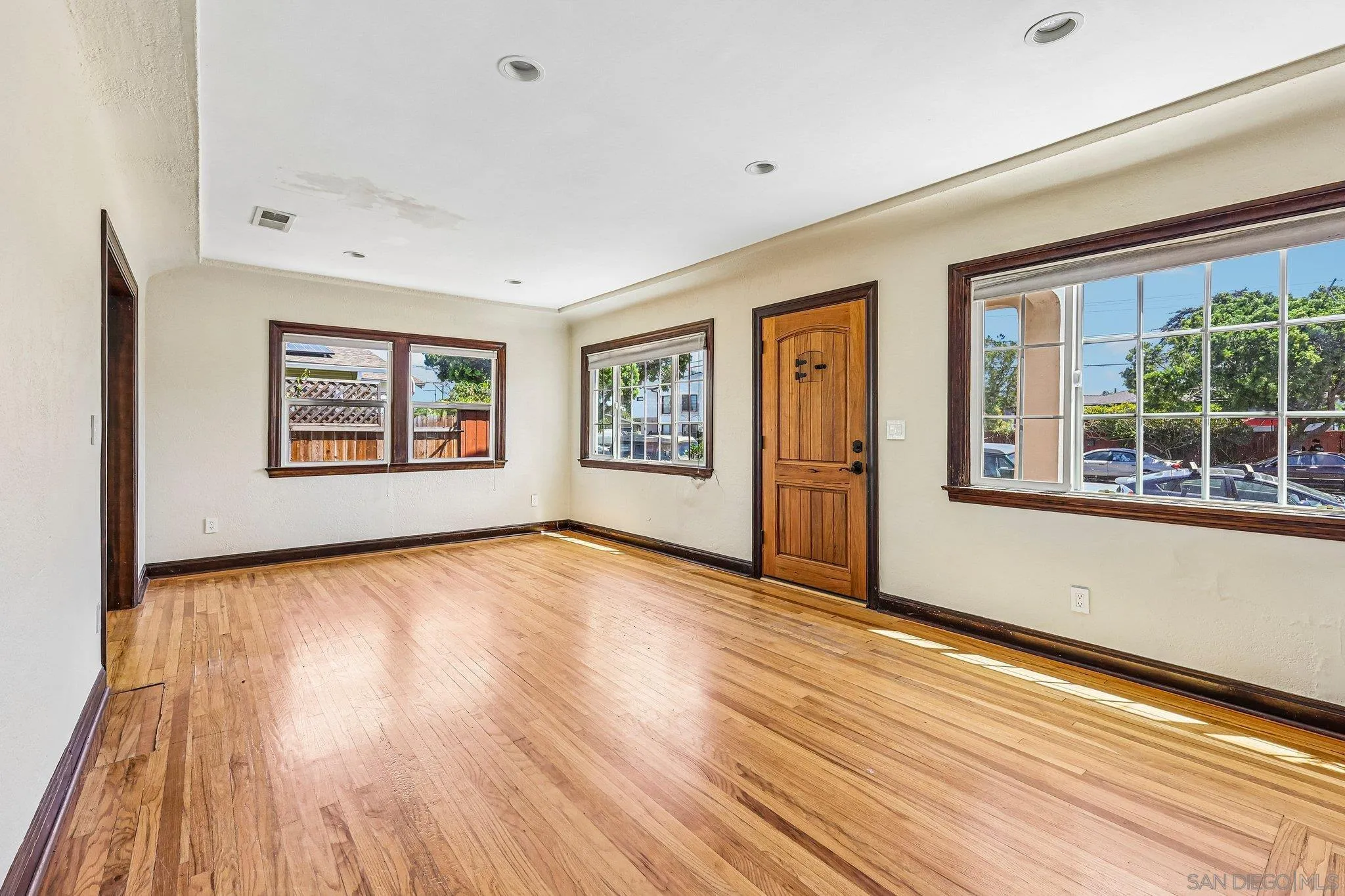 https://cdn.realtyfeed.com/cdn/127/260020935/86ff5bf172ce4f1258dcf26cd97ce6db.webp
