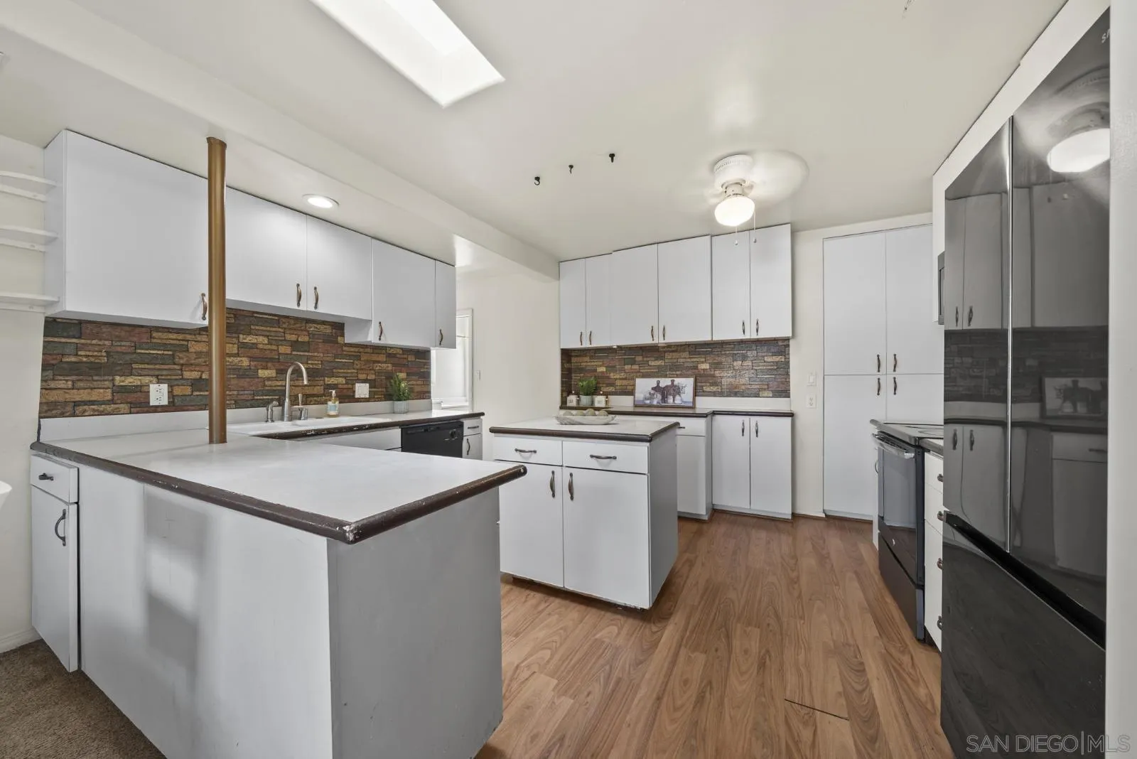 https://cdn.realtyfeed.com/cdn/127/260020950/8cf428741f39f615adc4f01e09edbdb0.webp