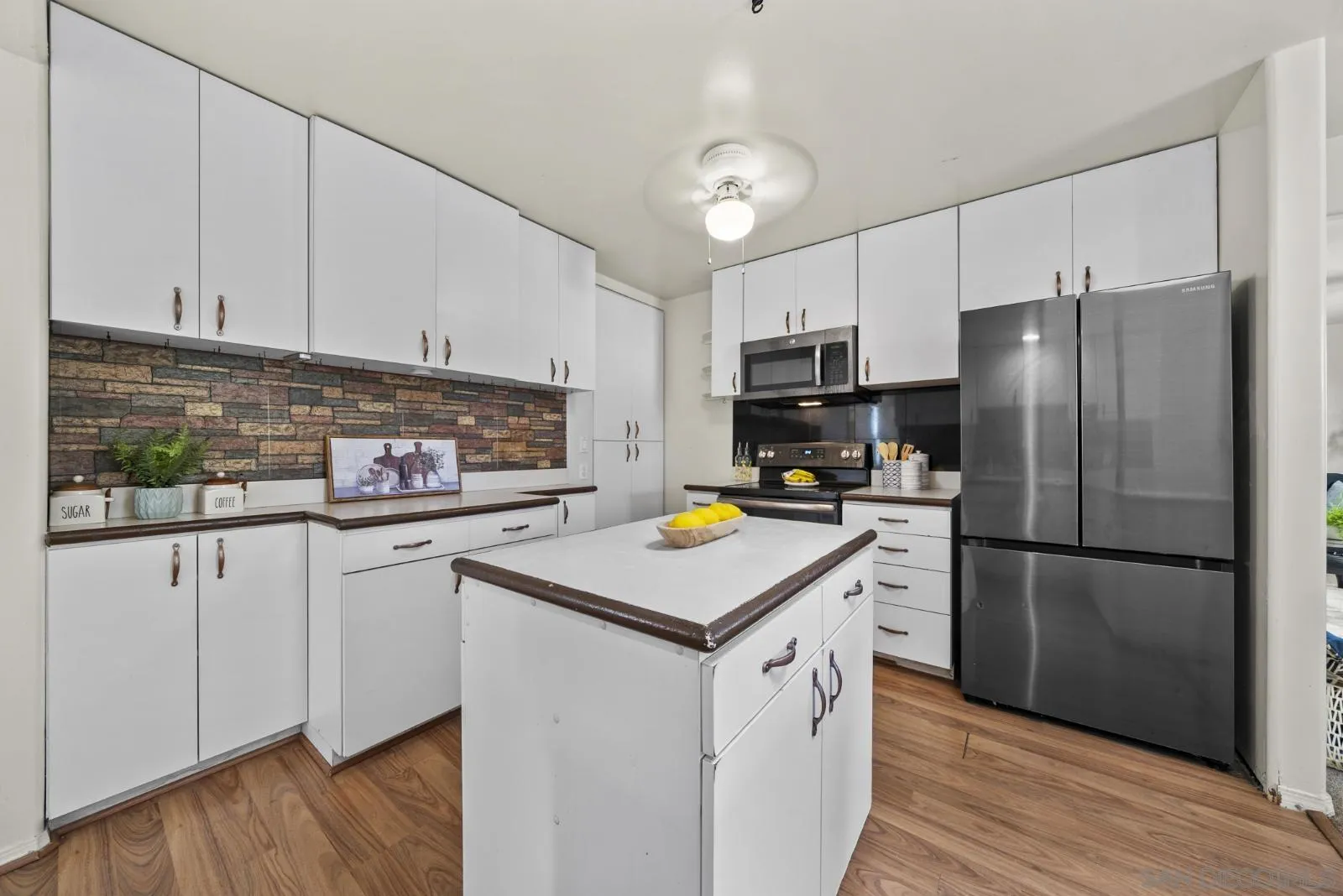 https://cdn.realtyfeed.com/cdn/127/260020950/a35f916b7b59a712df7d8ed23e2ba275.webp