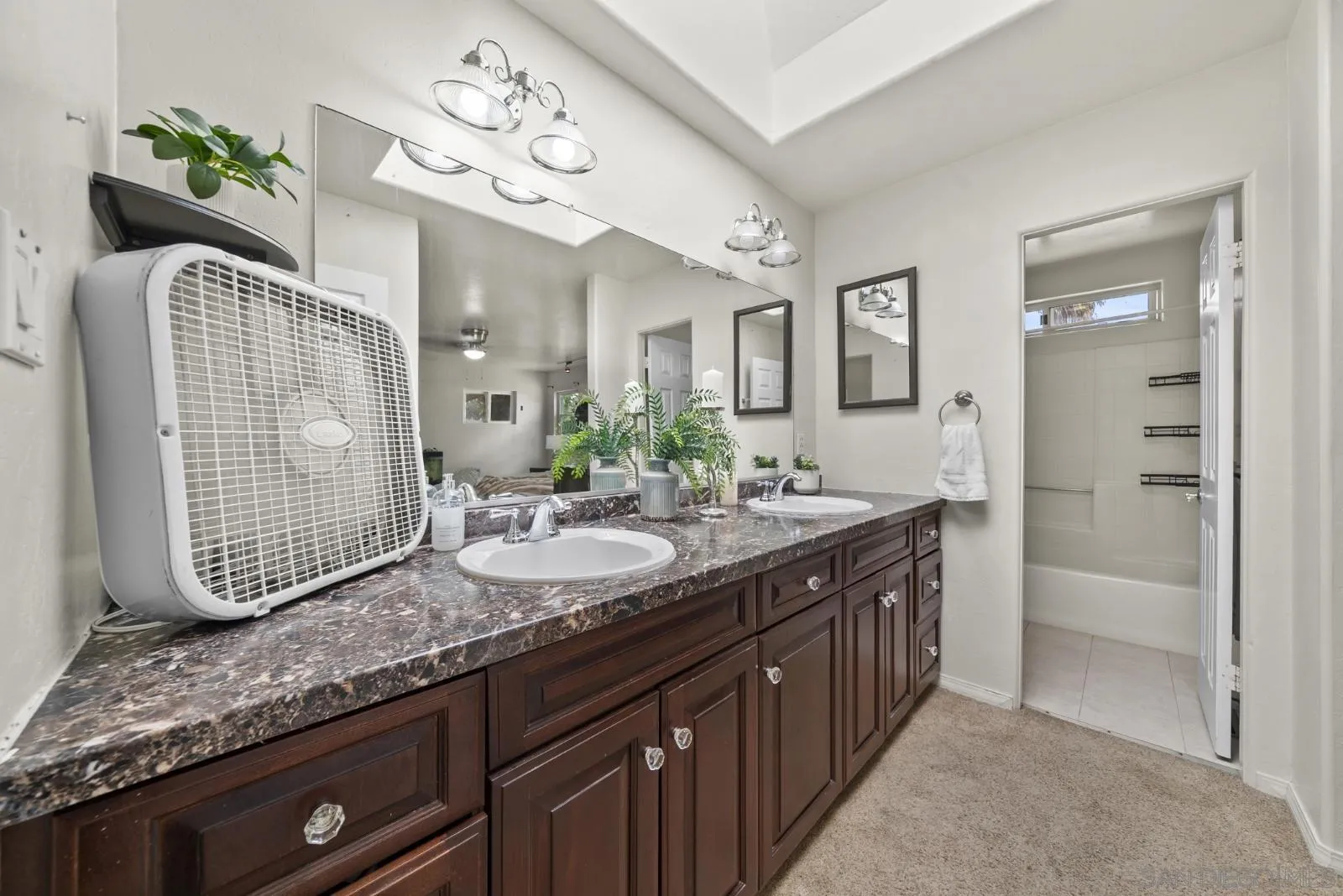 https://cdn.realtyfeed.com/cdn/127/260020950/b7d212c734aaac240f8fb8e0183072cd.webp