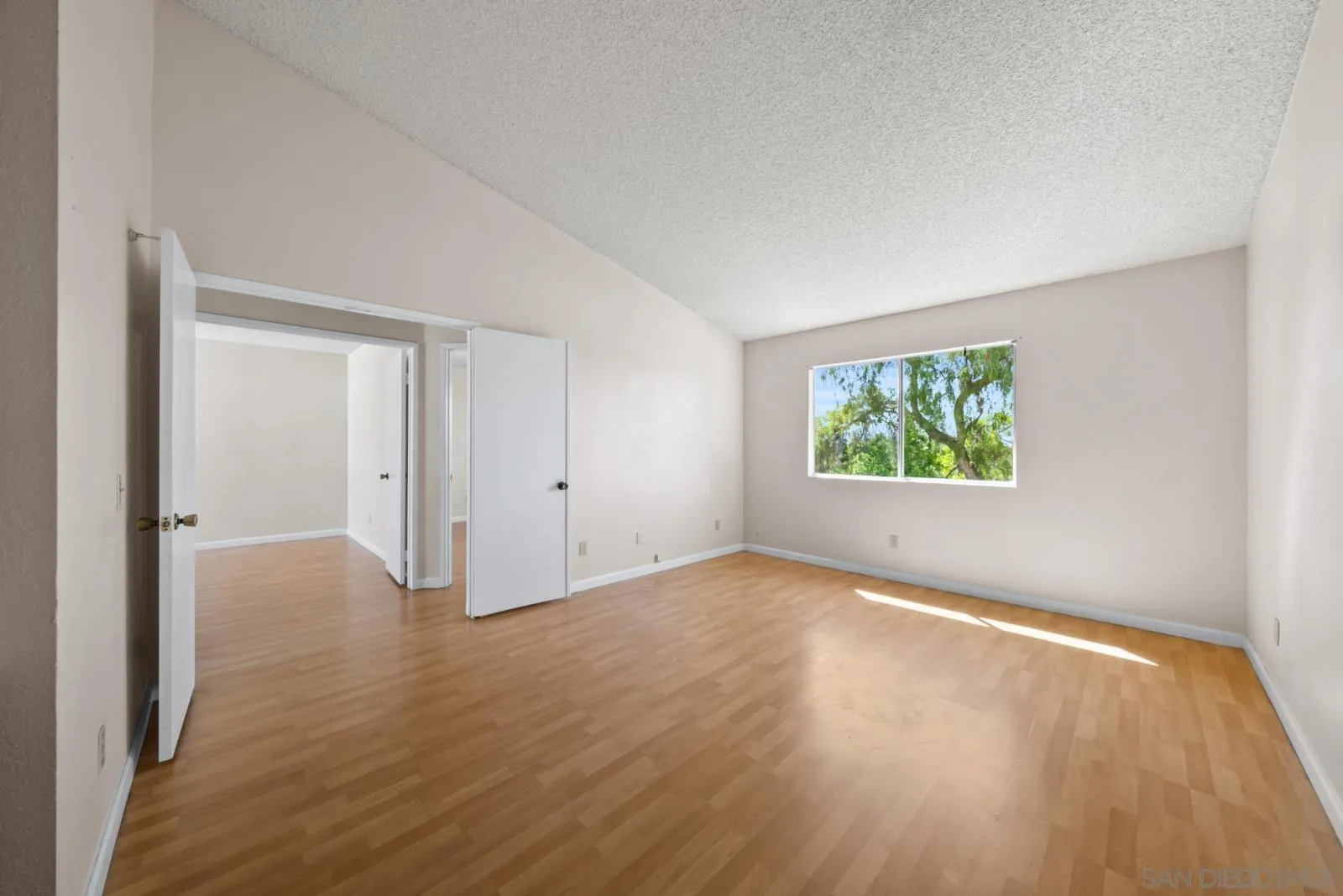 https://cdn.realtyfeed.com/cdn/127/260020965/0543b82493d74c8e118147ec47835ea2.webp