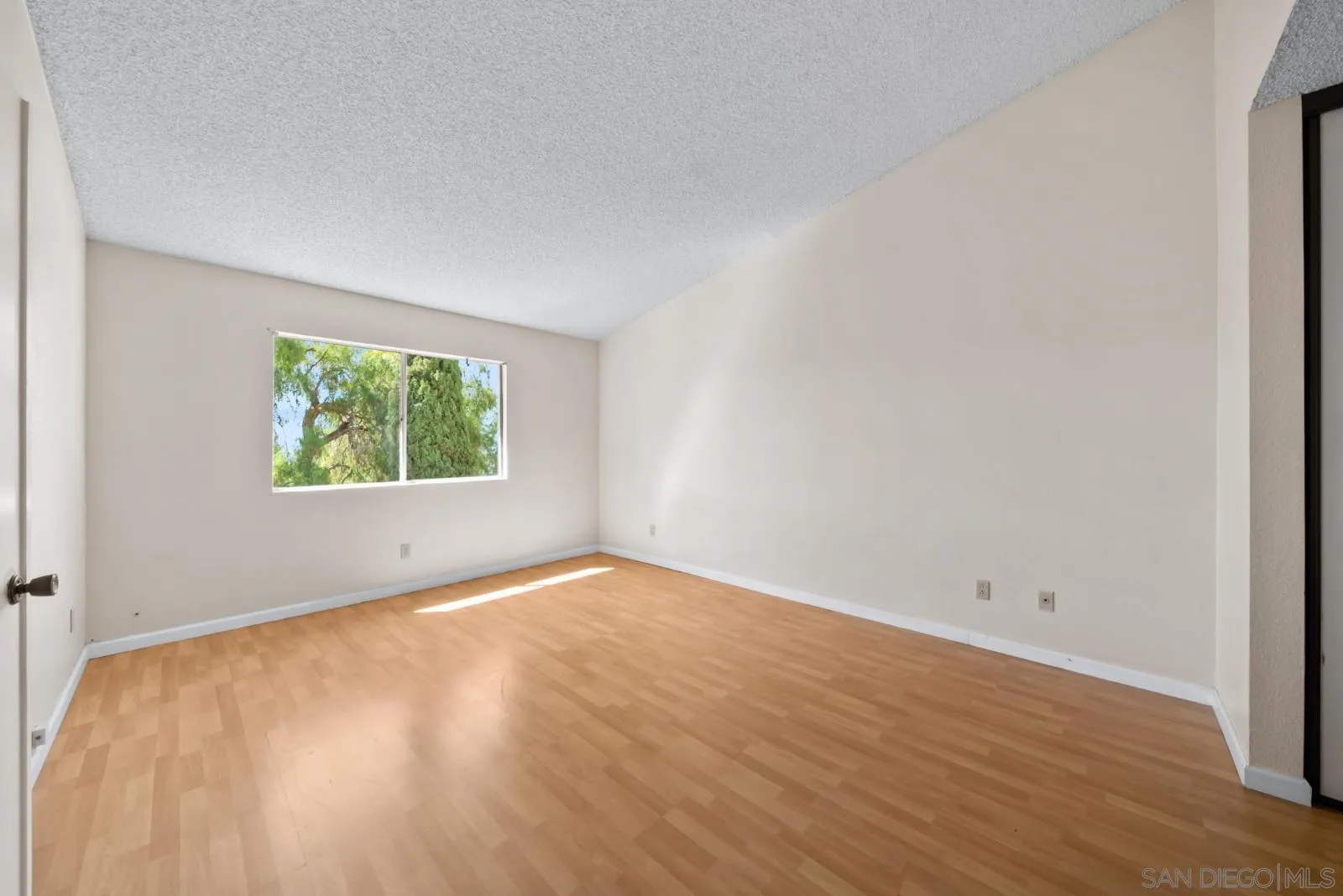 https://cdn.realtyfeed.com/cdn/127/260020965/c17fcd14392c7fdfc5acd530d0c10f79.webp