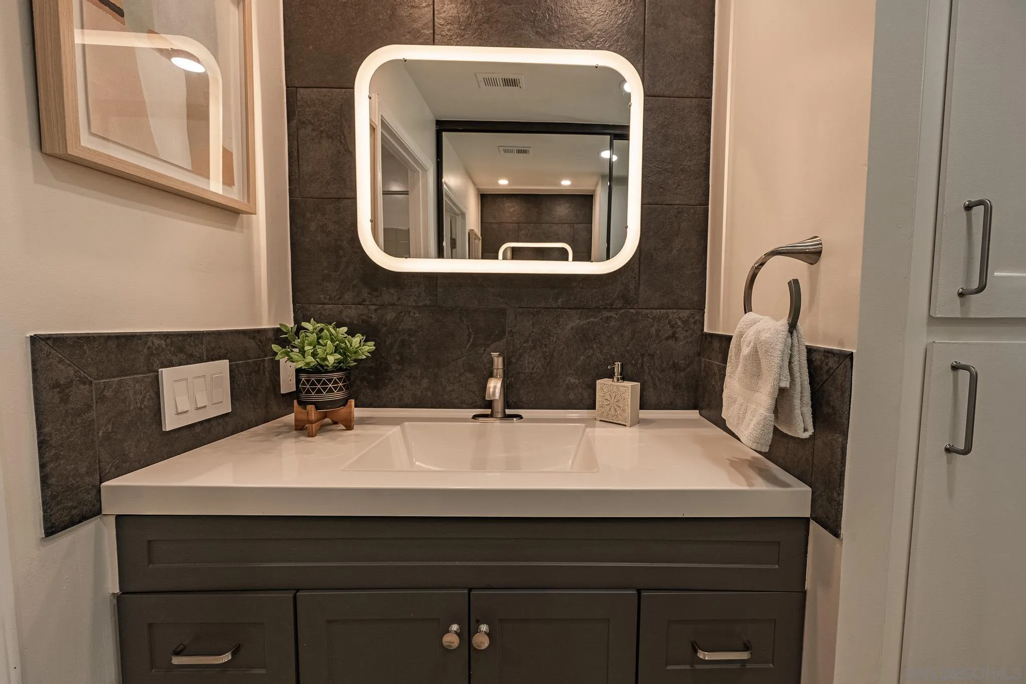 https://cdn.realtyfeed.com/cdn/127/260020971/efc8d3d1124cd3cafbf9fcf9b8877f99.webp