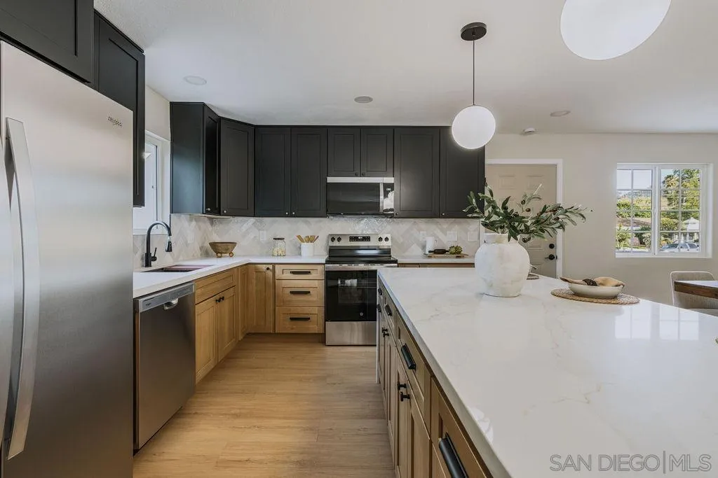 https://cdn.realtyfeed.com/cdn/127/260020975/9ef980f5c809f152362c97f2f024e1c3.webp