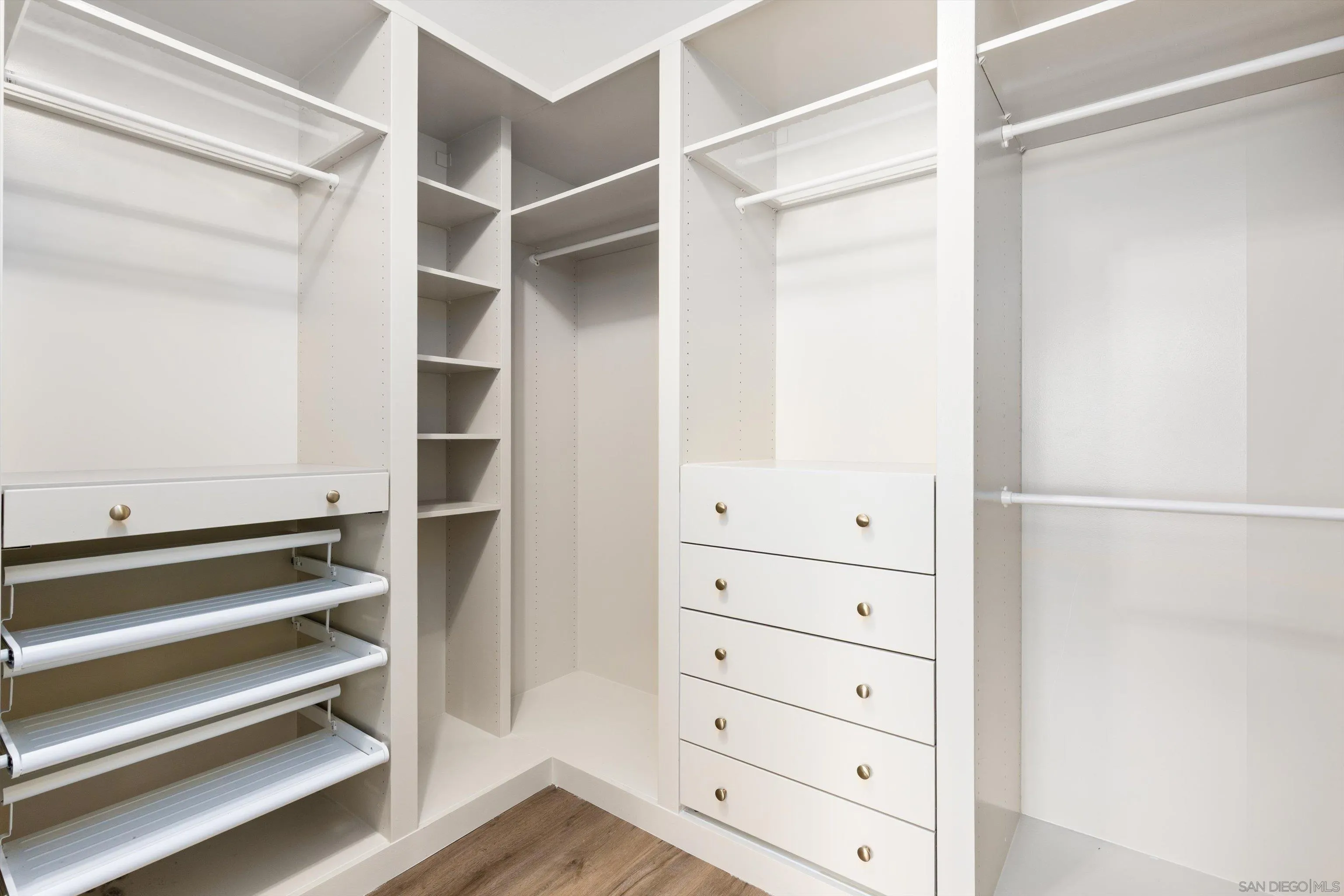 https://cdn.realtyfeed.com/cdn/127/260020989/27cb72ff08cb3c9dc2068c2e95a1fcf1.webp