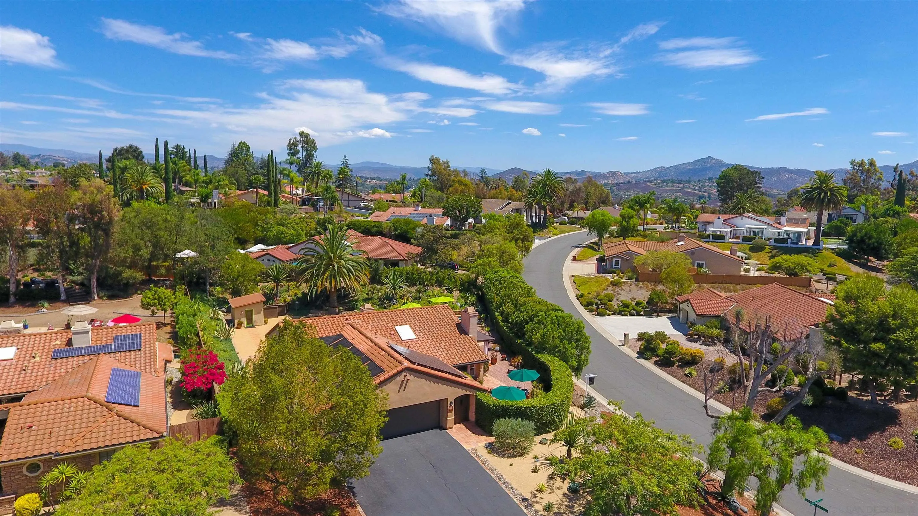 https://cdn.realtyfeed.com/cdn/127/260021009/2d8c87cb4bd3408e920610a9389ac7b6.webp