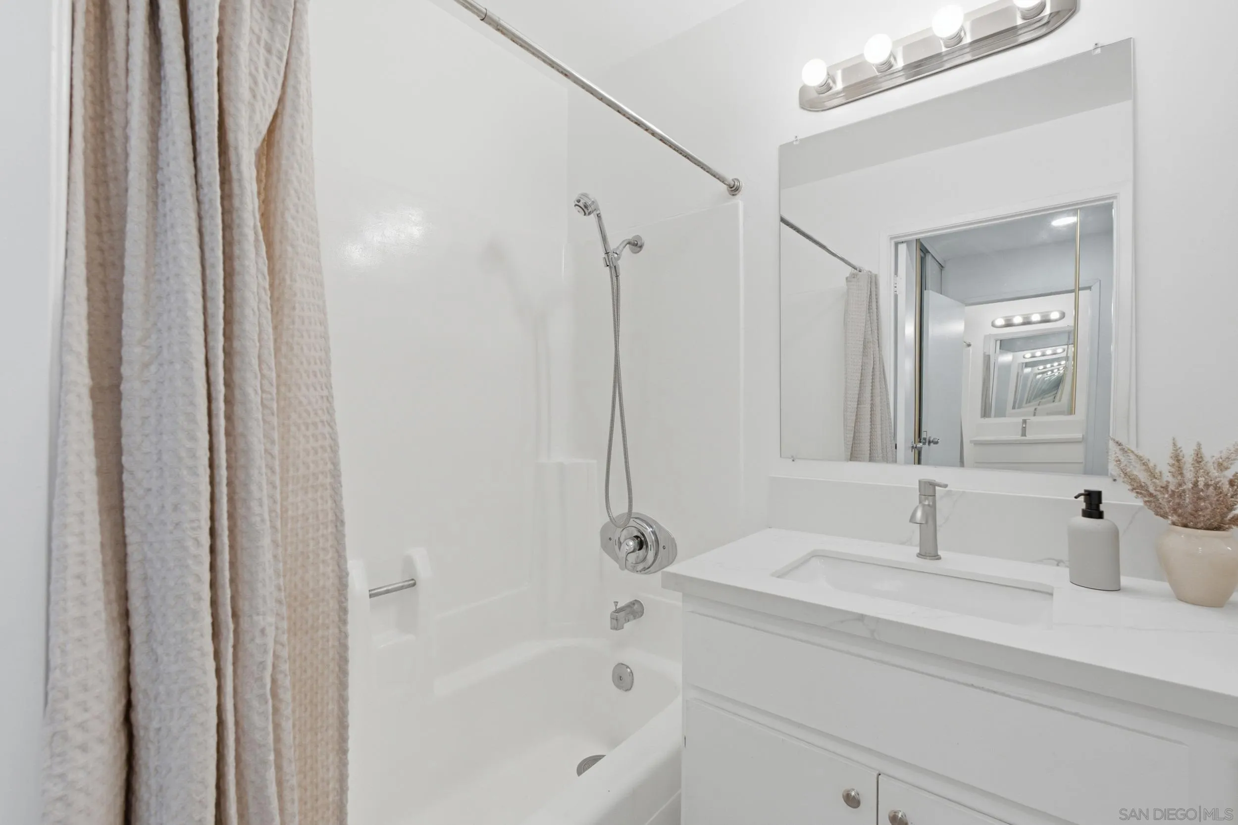 https://cdn.realtyfeed.com/cdn/127/260021014/e8e00e8c7841c4ab7cd2a118de76bf9b.webp