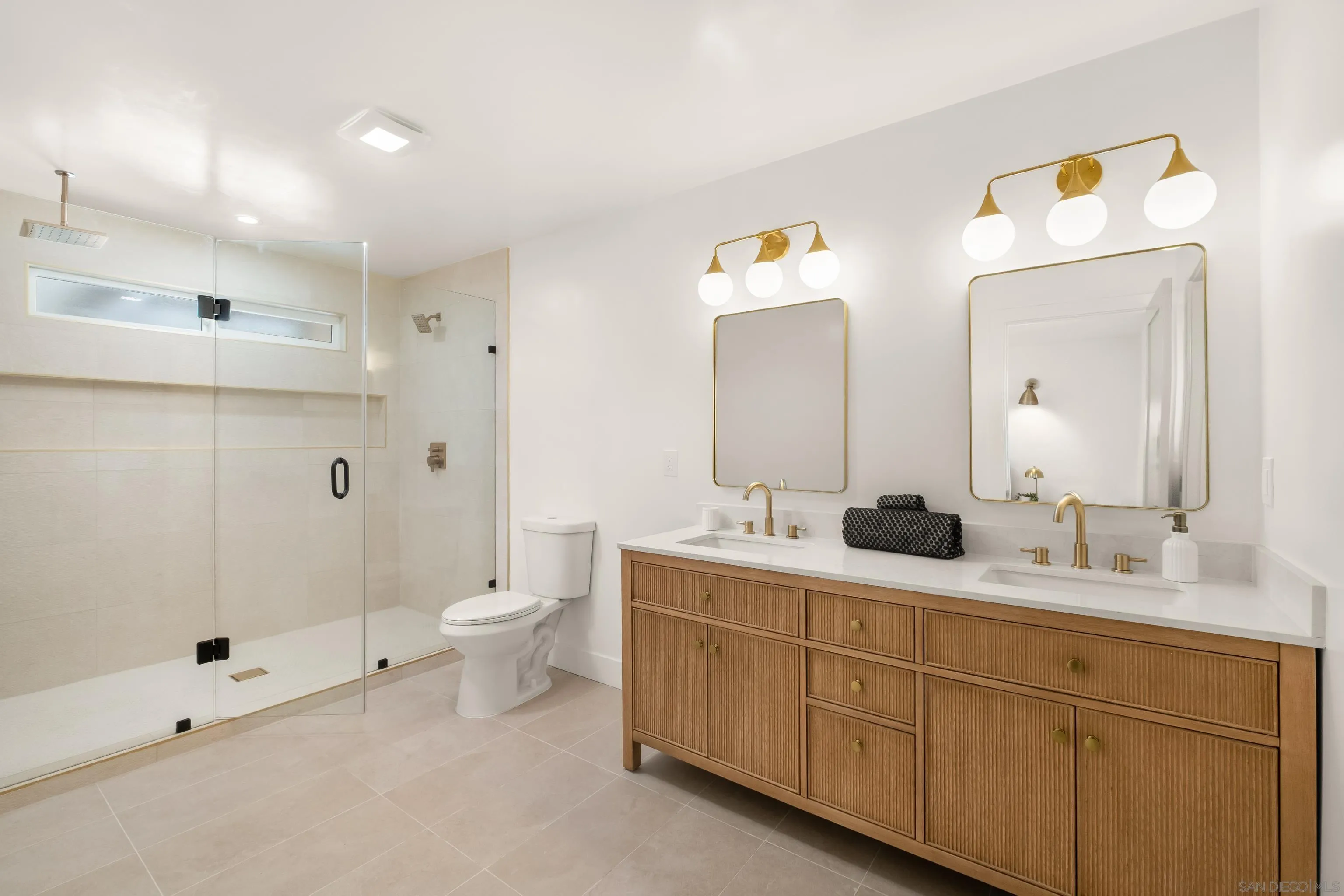 https://cdn.realtyfeed.com/cdn/127/260021016/ea281e4fb1eff55890d9dc0d7c5867eb.webp