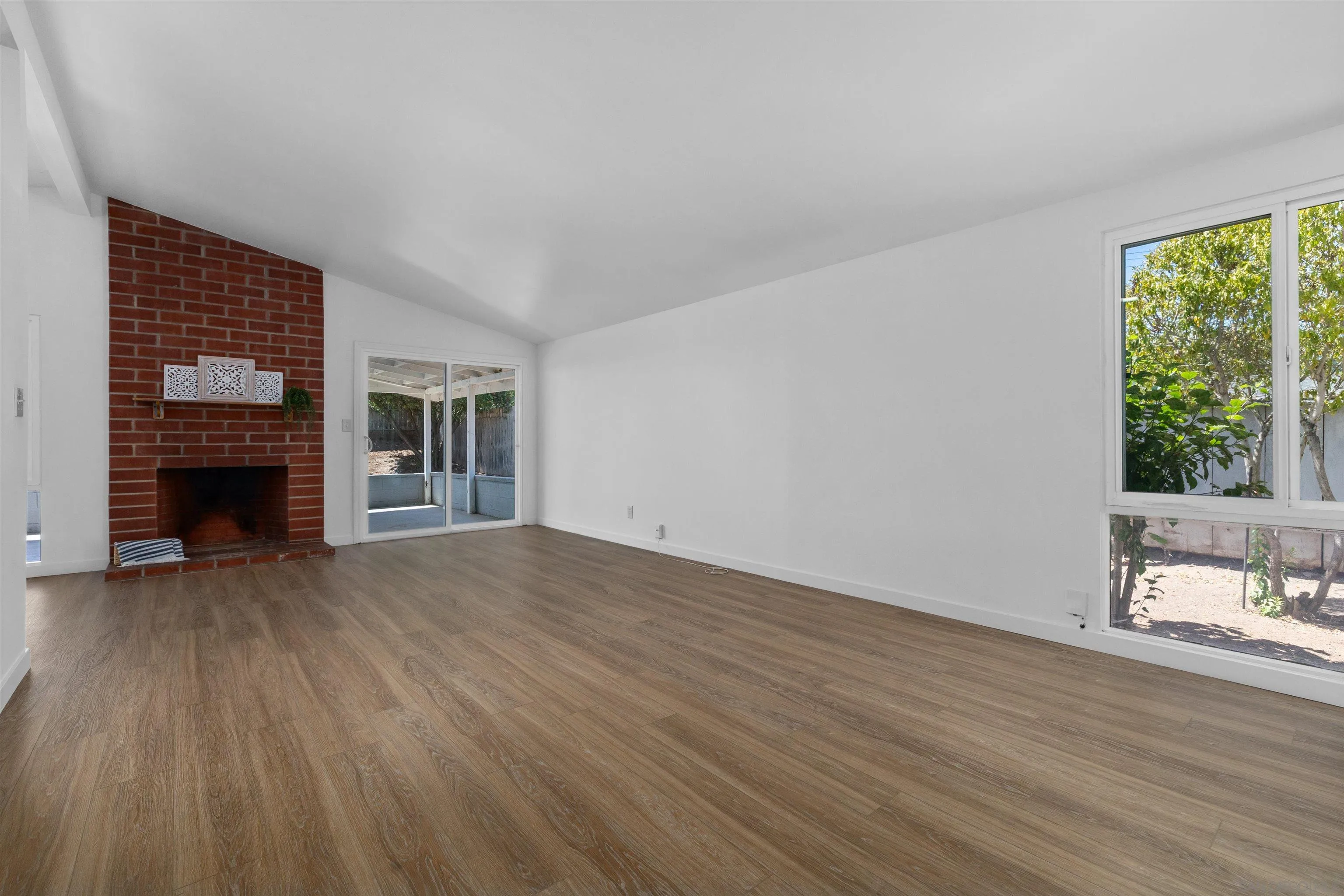 https://cdn.realtyfeed.com/cdn/127/260021017/1ea721fbe294773399f45ff32ea5b68d.webp