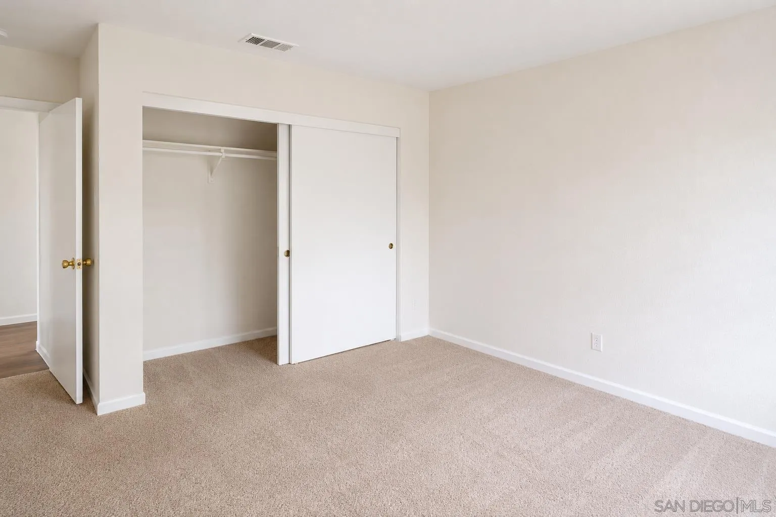 https://cdn.realtyfeed.com/cdn/127/260021019/6dde1c7bd708c475f0a2a4801c334ef9.webp