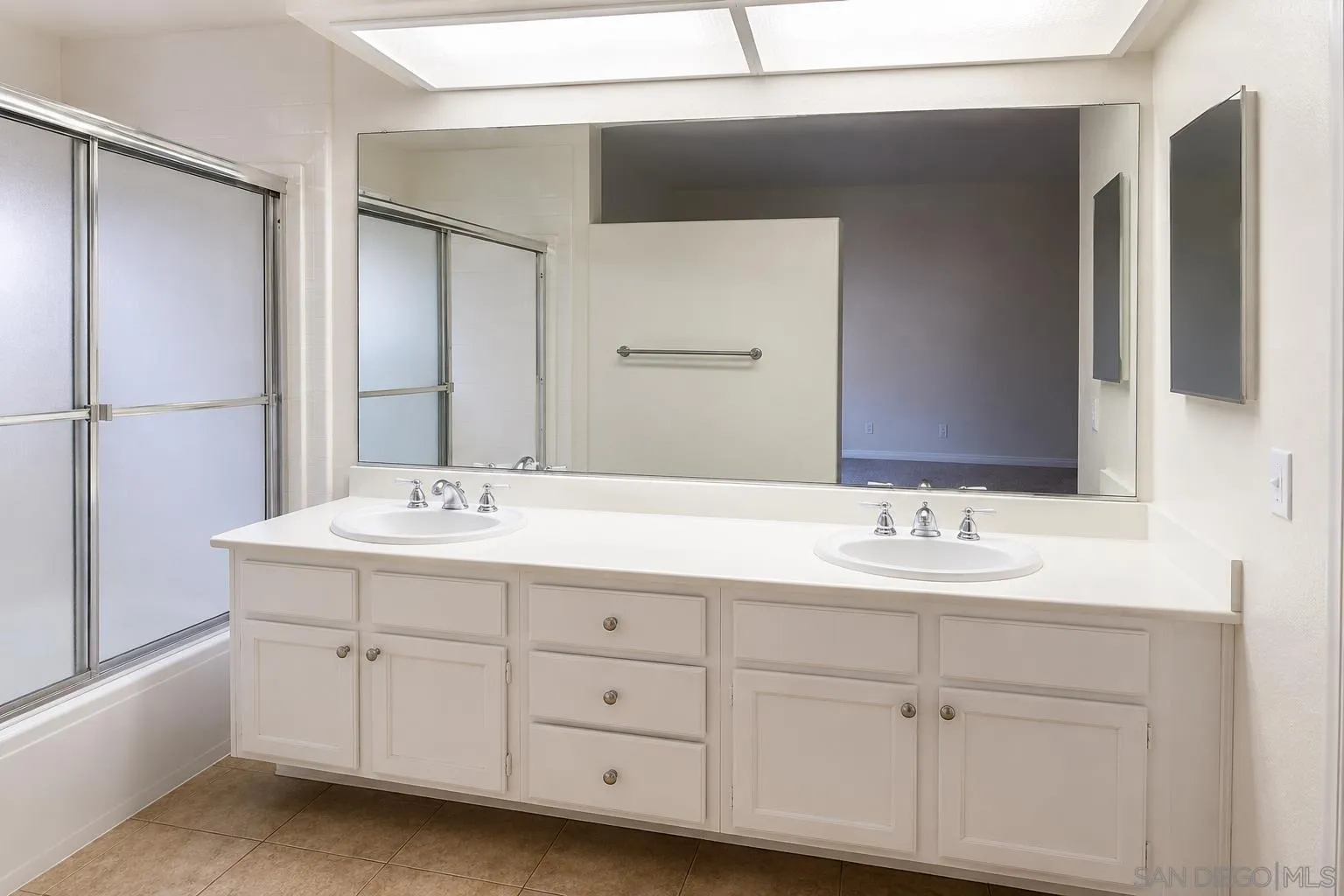 https://cdn.realtyfeed.com/cdn/127/260021019/f2bc1499f70982c8c3f46fd7bc63d1e3.webp