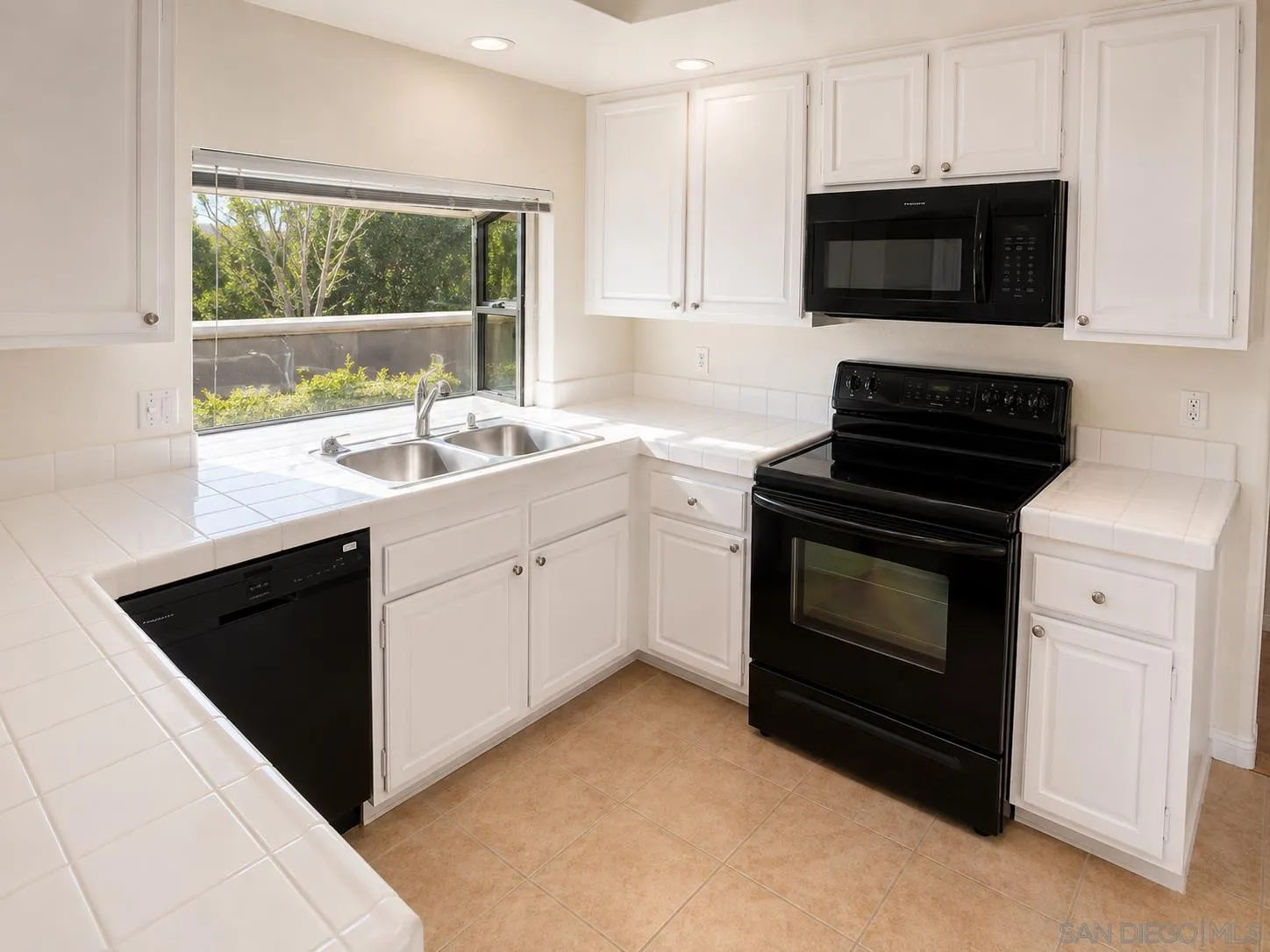 https://cdn.realtyfeed.com/cdn/127/260021019/f75957b3b3aec75995401c5f00010074.webp