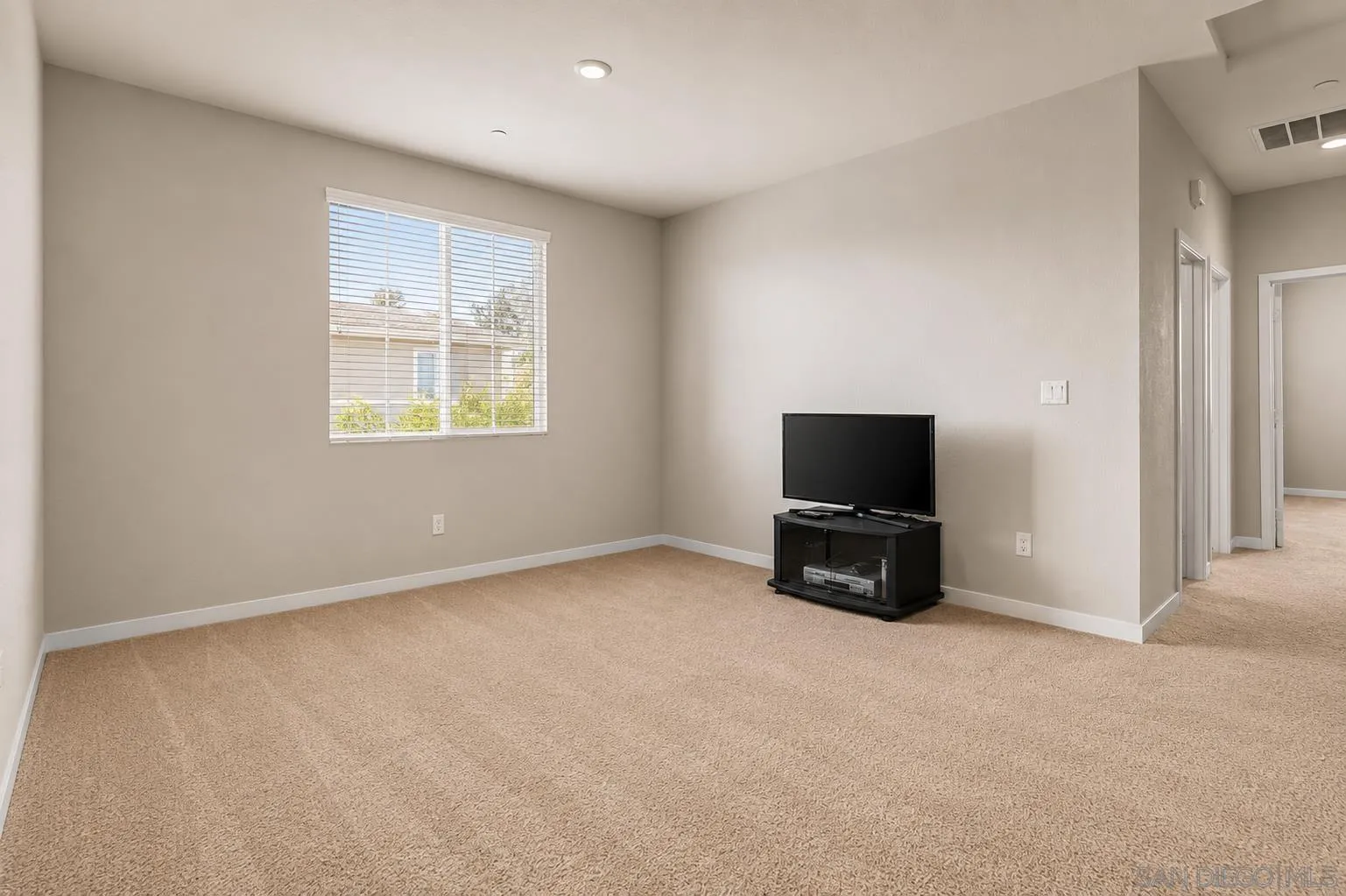 https://cdn.realtyfeed.com/cdn/127/260021023/94bd467afbc00ffc190ae5ca665115d0.webp