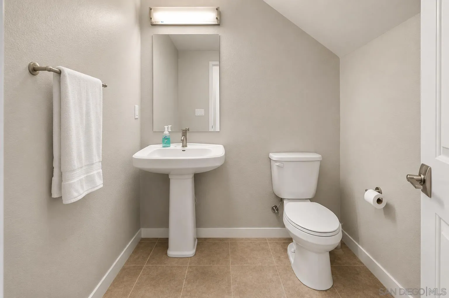 https://cdn.realtyfeed.com/cdn/127/260021023/bb3e684bb2f679f4afdcc2dfd5d3e009.webp