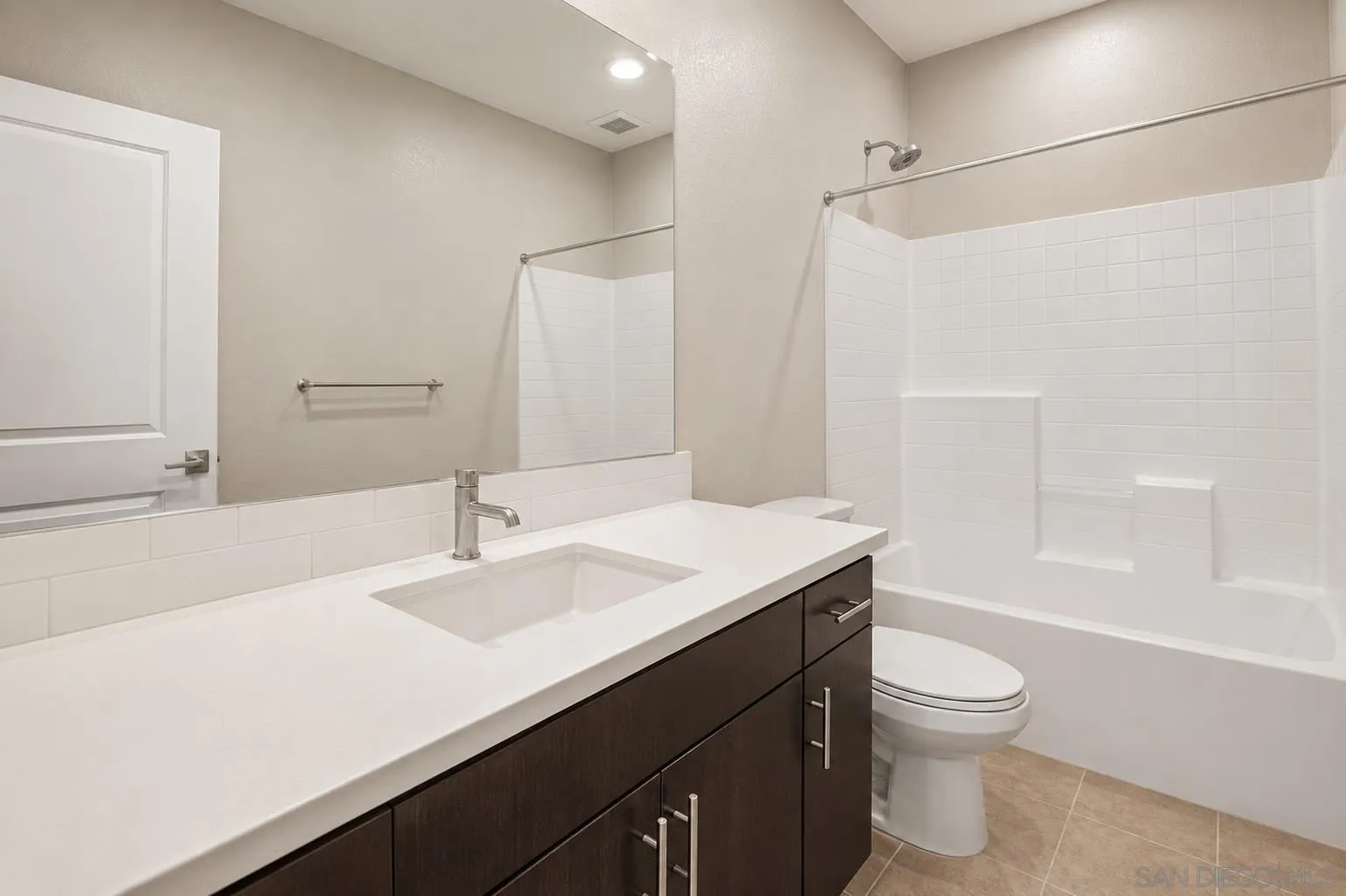 https://cdn.realtyfeed.com/cdn/127/260021023/dcdd1d13b0970f446307c110e57e016e.webp
