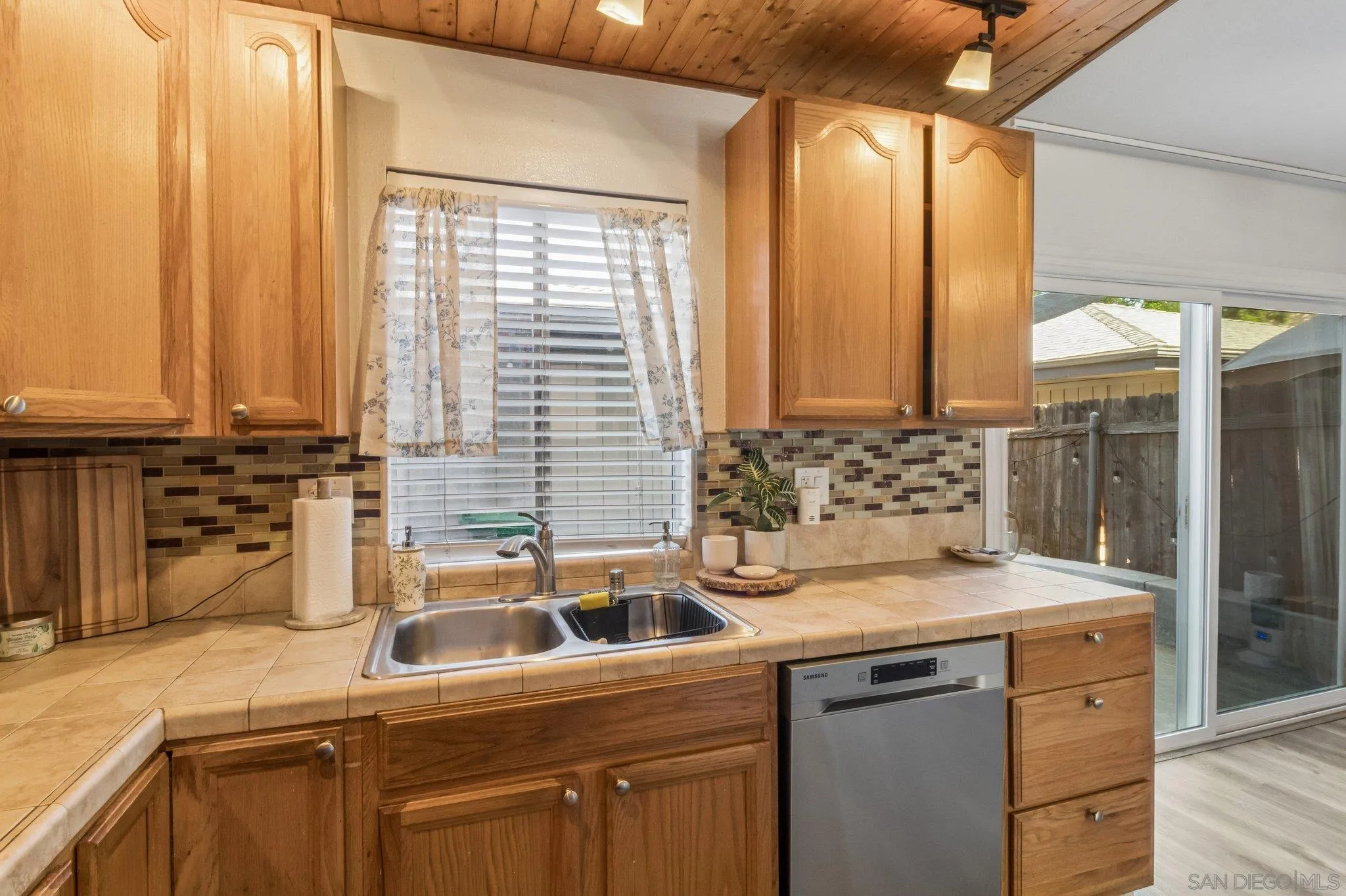 https://cdn.realtyfeed.com/cdn/127/260021024/2dafec73df6a44e471da0da331e7cc71.webp